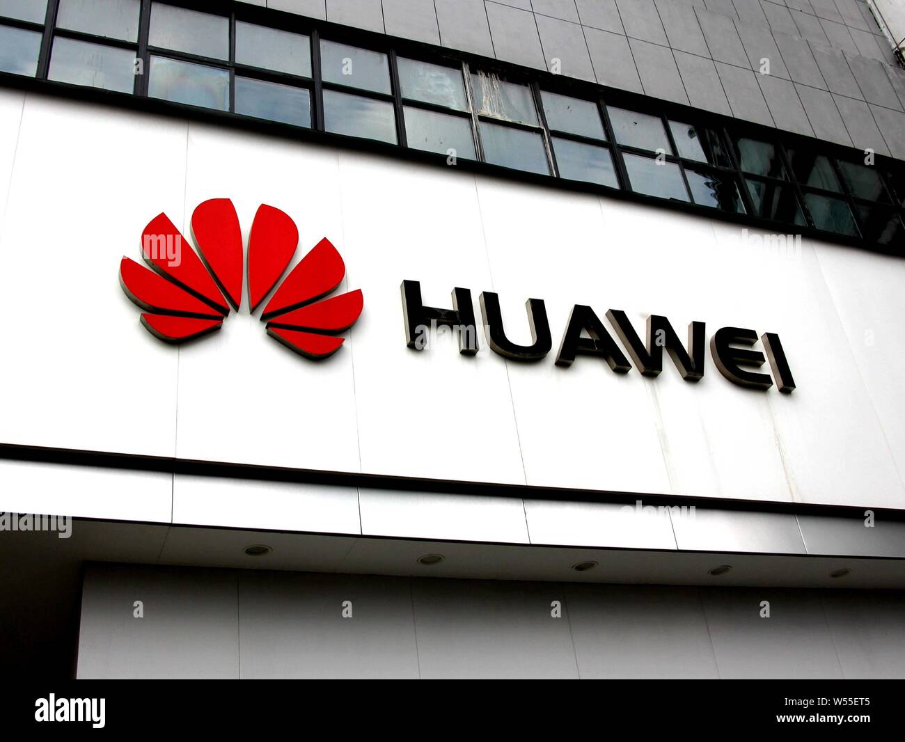 ---- Blick auf ein Schild von Huawei in Shanghai, China, 6. Februar 2019. Telus Corp. bestätigte am Donnerstag, dass die Bereitstellung des Fünften - Gattungen Stockfoto