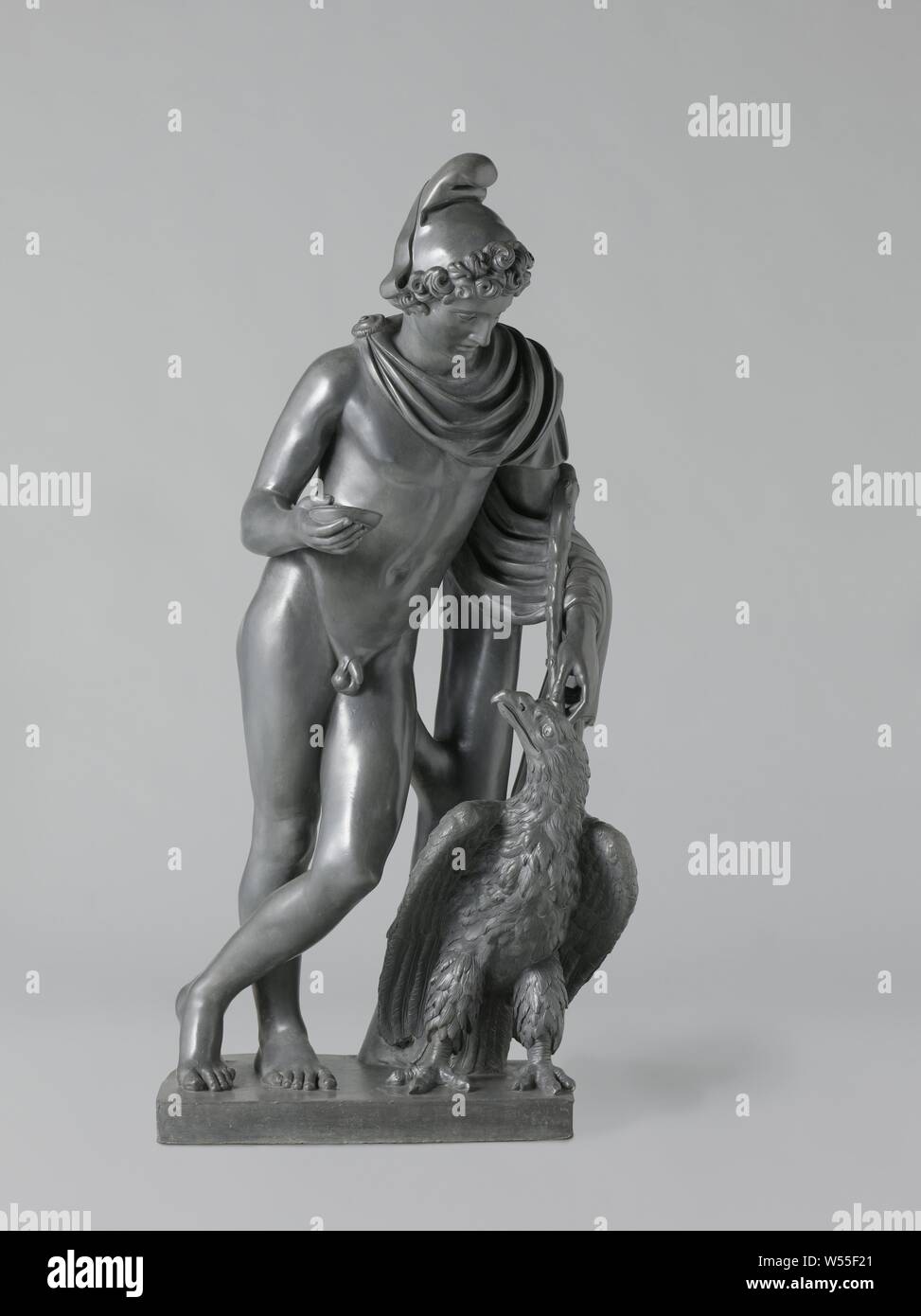 Ganymed und der Adler Ganymedes mit Eagle, Ganymedes mit Eagle. Durch eine merman, bläst ein Horn gekrönt, die runde Teekanne hat einen niedrigen, breiten Bauch und Hals, die sich verjüngt. Die S-förmige Auswurfkrümmer endet in einem Drachen Kopf. Das Ohr besteht aus C-voluten ist mit einem Engel Gesicht an der Spitze verziert. Der Deckel hat die Form eines Merman, bläst ein Horn. Der Körper und Hals der Teekanne sind mit breiten ornamentale Friese eingerichtet. Sie zeigen Felder, die durch gebogene S-förmigen Voluten begrenzt sind, und sind mit Skalen eingerichtet, Muscheln und Sonnenblumen., Francesco Righetti, Rom, 1782, Gründung Stockfoto