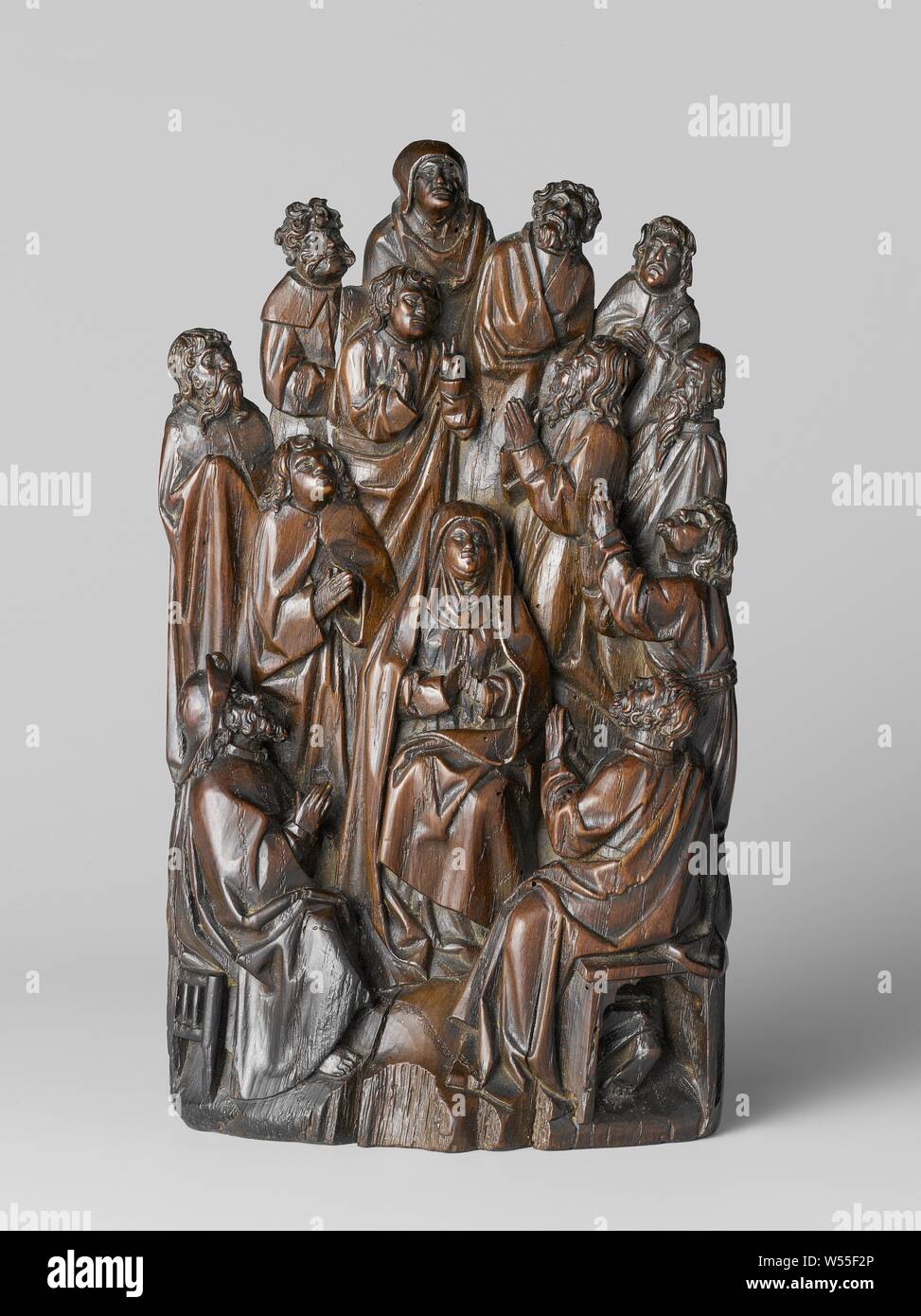 Die Ausgießung des Heiligen Geistes, Skulptur Gruppe von Eiche mit den zwölf Aposteln betend und bis suchen, gruppiert in einem Kreis um Maria, die zwei vorderen Apostel (James auf der linken Seite, vielleicht Peter auf der rechten Seite) sitzen auf gothic Hocker. Es gibt zwei vertikale Rillen auf der Rückseite, (ursprünglich) möglicherweise für die Festsetzung der Gruppe in einem kleinen erneut einzubringen, oder für ein kleines Vordach mit der Taube (Heiliger Geist), die nun fehlt. Auf der Rückseite einer alten Label mit Beschriftung, wahrscheinlich im 18. Jahrhundert Hand: Dies ist Uijt das Feuer der d'Capel in d'Calvere Straße in Amsterdam im Jahr 1452 angekommen, Pfingsten: Der Heilige Stockfoto