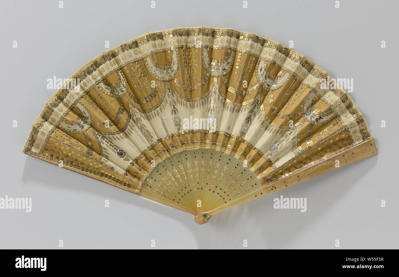 Folding Fan mit beige Tüll Blatt mit Ocker gelber Seide, Stahl und Kupfer Pailletten und Liebhaber auf einem Rahmen des goldenen gelb Kunststoff mit Stahl dekoriert und mit Goldfarbe, Stahl und Kupfer Pailletten und Liebhaber auf einem Rahmen des goldenen gelb Kunststoff mit Stahl dekoriert und mit Gold Farbe dekoriert. Das Blatt ist in drei Teile gegliedert: an der Spitze einer schmalen, gerade Kante mit Blume-förmige Kupfer Pailletten, darunter ein breites scalloped Edge mit Liebhaber in verschiedenen Größen und Farben, unten einen Rand mit Blume-förmigem Stahl Pailletten. Das Ganze ist mit einer Kante Maschine getrimmt. Stockfoto