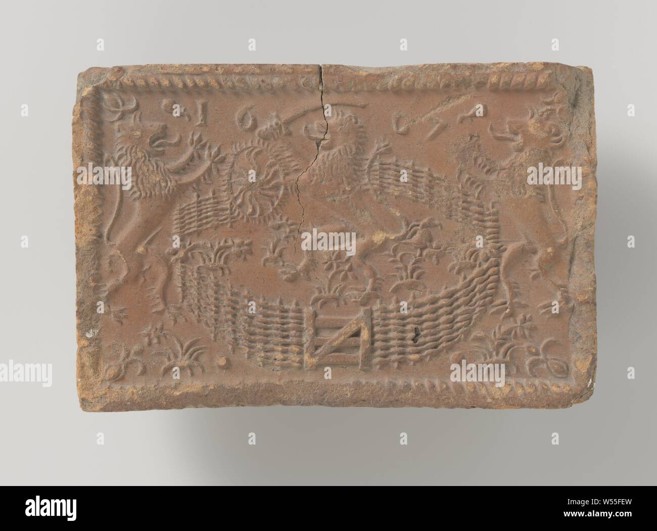 Fire brick Darstellung der niederländischen Löwen in der niederländischen Garten, Fire brick Darstellung der Niederländischen Jahrhundert mit einem angehobenen Schwert und Schild, in der Holländischen Garten stehend, mit dem Datum 1607. Lions stehen auf beiden Seiten., anonym, Südlichen Niederlande, C. 1600 - C. 1625, Steingut, H 10 cm x W 15,5 cm x T 4,5 cm Stockfoto