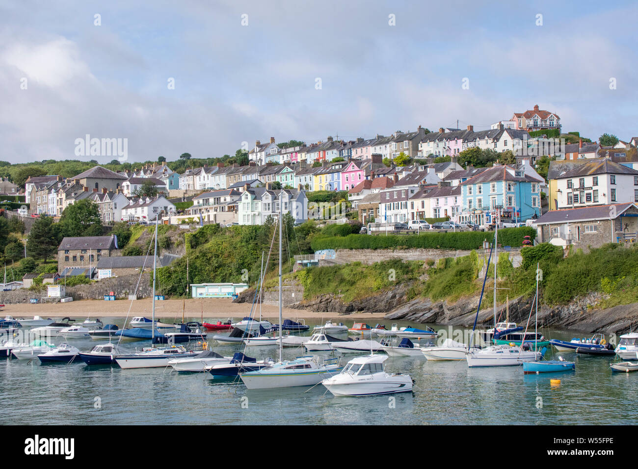 Die beliebten Walisischen Küstenstadt und Hafen von New Quay, Wales, Großbritannien Stockfoto