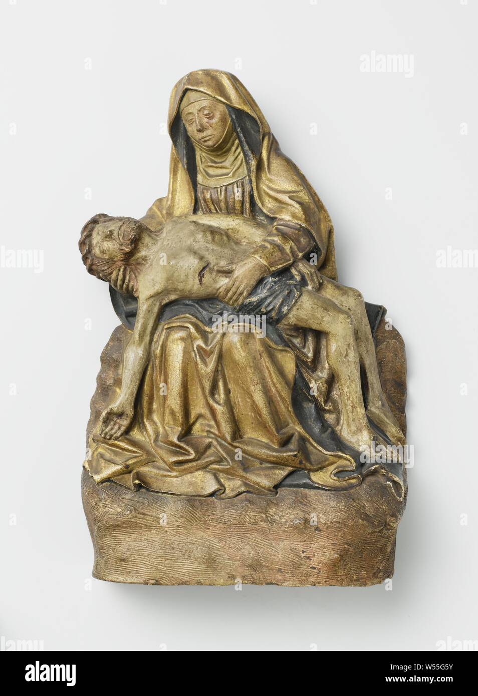 Pietà, Maria lehnt sich leicht über den Leib Christi, die auf ihrem Schoß liegt. Ihre rechte Hand unterstützt den Kopf und Hals, ihr linker Arm ist über seine Taille und hält ihn. Christus, der rechte Arm hängt, der tote Christus in Marias Schoß, anonyme, Utrecht, C. 1450 - C. 1470, Leitung Ton, h 42,3 cm x W 27,6 cm x T 11,2 cm Stockfoto