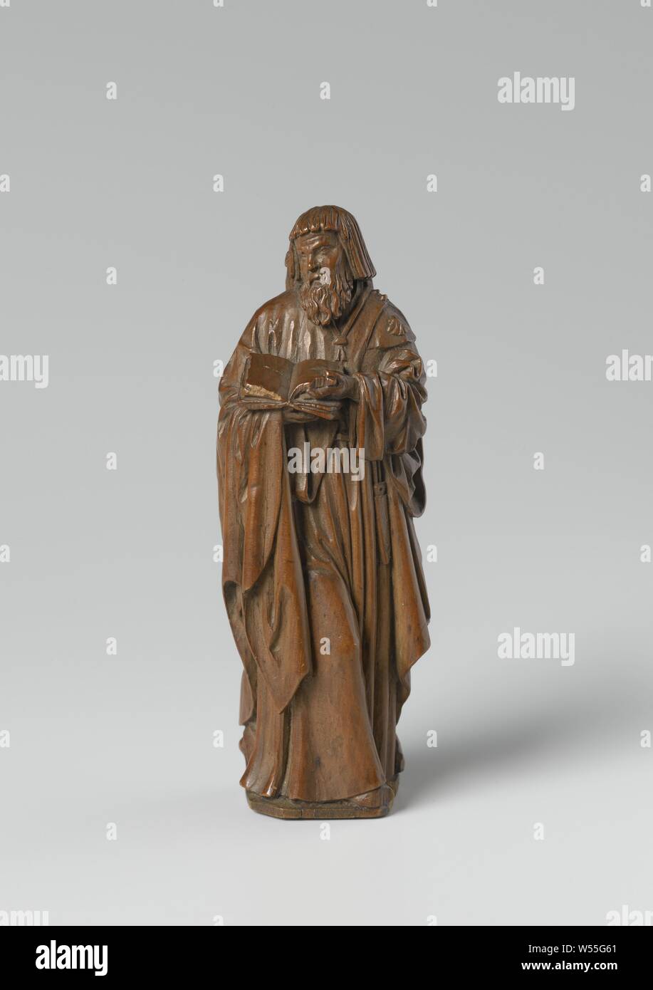 Saint James St James, St. James steht mit dem Kopf und Oberkörper nach links gedreht, während er sich in die entgegengesetzte Richtung mit seinem rechten Bein Schritte. Auf seinem linken Unterarm ruht ein Buch, von denen hält er eine Seite mit der rechten Hand, der Apostel Jakobus der Große, mögliche Attribute: Buch, Pilgrim's Mantel, Hut, Shell, das Personal und die Brieftasche, Scrollen, Schwert-spezifischen Aspekte, männlichen Heiligen, Meester van Sint-Antonius (möglicherweise), C. 1480 - C. 1510, Buchsbaum (Hartholz), h 8,9 cm x B 3,2 cm x T 2,5 cm Stockfoto