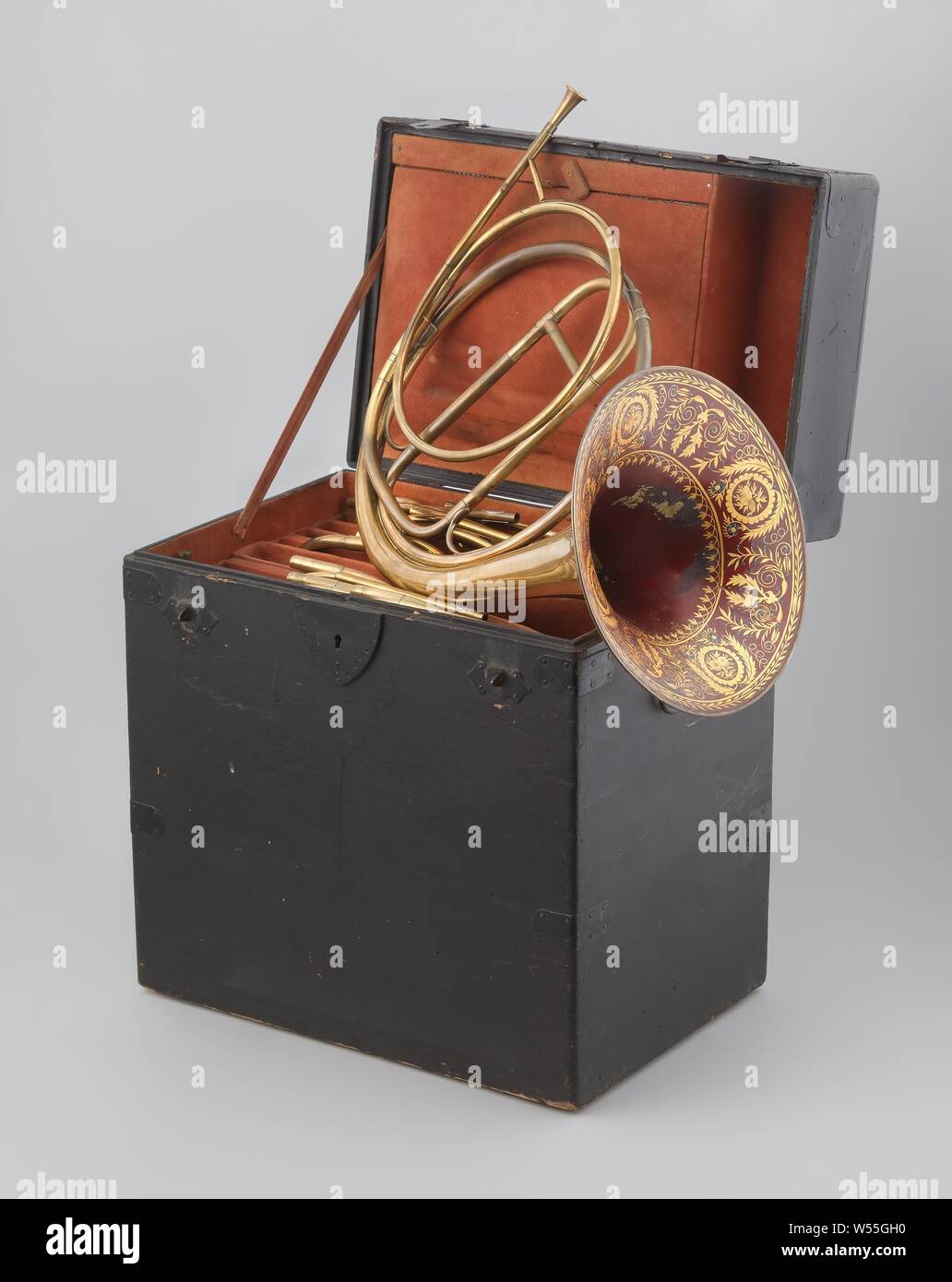 Erfindung Horn (Orchestral horn), eine Erfindungen Horn von der Firma Halary in Paris um 1830, die in der originalen Holzkiste und mit 10 Klammern (Bb, A, G, F, E, ES, D, C, Bb). Dieses Instrument ist Teil des Instruments Sammlung von Willem Mengelberg (1871-1951), der Chefdirigent des Concertgebouw Orchestra von 1895 bis 1945., Halary, Paris, C. 1830 - C. 1850, Messing (Legierung), w 58 cm Stockfoto