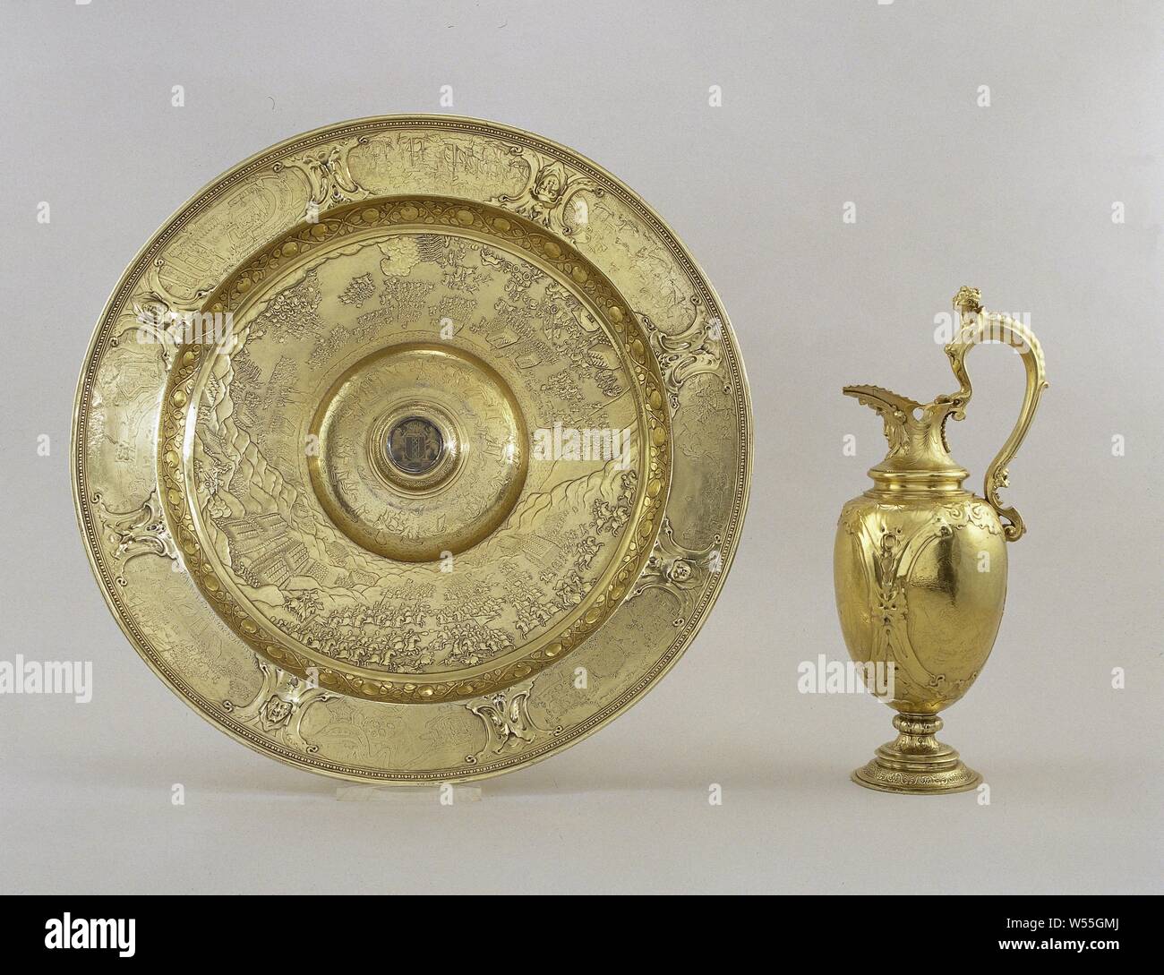 Ewer und Waschbecken mit Szenen von Land und Meer Schlachten während des 80 jährigen Krieges Skala mit Feld- und Seeschlachten aus dem 80 jährigen Krieg, Scale, angetrieben und komplett vergoldet, mit Basreliefs Feld In Zusammenhang mit aus und Seeschlachten des 80-jährigen Krieges eingerichtet. Auf dem Schelf der Skala, innerhalb einer Kante von orange Zweige, die Schlacht von Nieuwpoort mit der Bildunterschrift: Vlaenderen vom 2. Juli 1600. Am Rande von lobe Motive getrennt, acht Felder mit unterschiedlichen Siege über die Spanier und die folgenden Inschriften: cheepstryt 9 Janv. 1574. 20 Middelborch Febrv. 1574', 'paensche Flotte 7. Stockfoto Ewer und Waschbecken mit Szenen von Land und Meer Schlachten während des 80 jährigen Krieges Skala mit Feld- und Seeschlachten aus dem 80 jährigen Krieg, Scale, angetrieben und komplett vergoldet, mit Basreliefs Feld In Zusammenhang mit aus und Seeschlachten des 80-jährigen Krieges eingerichtet. Auf dem Schelf der Skala, innerhalb einer Kante von orange Zweige, die Schlacht von Nieuwpoort mit der Bildunterschrift: Vlaenderen vom 2. Juli 1600. Am Rande von lobe Motive getrennt, acht Felder mit unterschiedlichen Siege über die Spanier und die folgenden Inschriften: cheepstryt 9 Janv. 1574. 20 Middelborch Febrv. 1574', 'paensche Flotte 7. Stockfoto