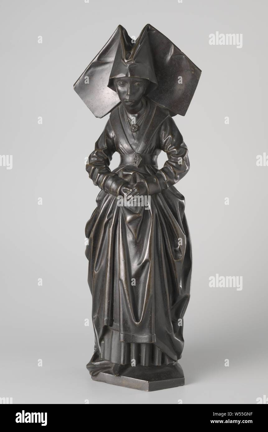 Weeper tragen eine große Leinwand Kappe aus dem Grab von Isabella oder Bourbon weiblichen aus dem Grab von Isabella oder Bourbon (1436-1465), hat sie ihren Kopf leicht nach rechts gedreht, sie schaut nach unten schräg vor ihr und hält ihre Hände zusammen gegen den Rock von der Vorderseite ausgesetzt. Das äußere Kleid, zusammen mit einem Gürtel um die Taille gehalten, zeigt einen Kragen und Manschetten. Der Rock ist unten in der Unterwäsche mit V-förmigen Ausschnitt sichtbar. Über dem Ausschnitt, das Shirt ist mit einer Rosette dekoriert. Der rechte Fuß ragt unter den Rock, 'pleurants', Adel Stockfoto