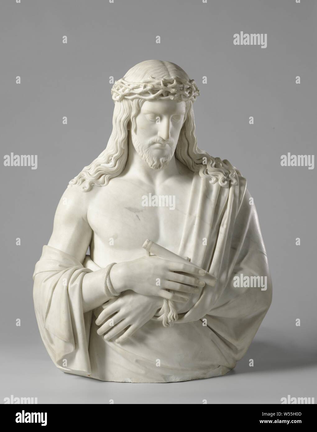 Ecce Homo, der Kopf wird nach rechts gedreht und für einen Moment, der Blick gesenkt. Die Handgelenke des gekreuzten Hände mit einem Seil Wunde, in der rechten Hand hält er ein Teil der Zuckerrohr. Er trägt die Krone von Dornen an den gewellten Haar, das haengt runter zu den Schultern. Der Mantel hängt von der linken Schulter, ist unter dem linken Arm gehalten und ist nach links gedreht, hinter es schräg über den Rücken läuft und über den rechten Arm genommen. Das Bild endet unter der Taille, Christus allein (auch genannt "Ecce Homo"), Louis Royer, Rom, 1826, Marmor (Rock), h 88,0 cm x W 67,0 cm x T 45,0 cm × w 300 kg w34 Stockfoto