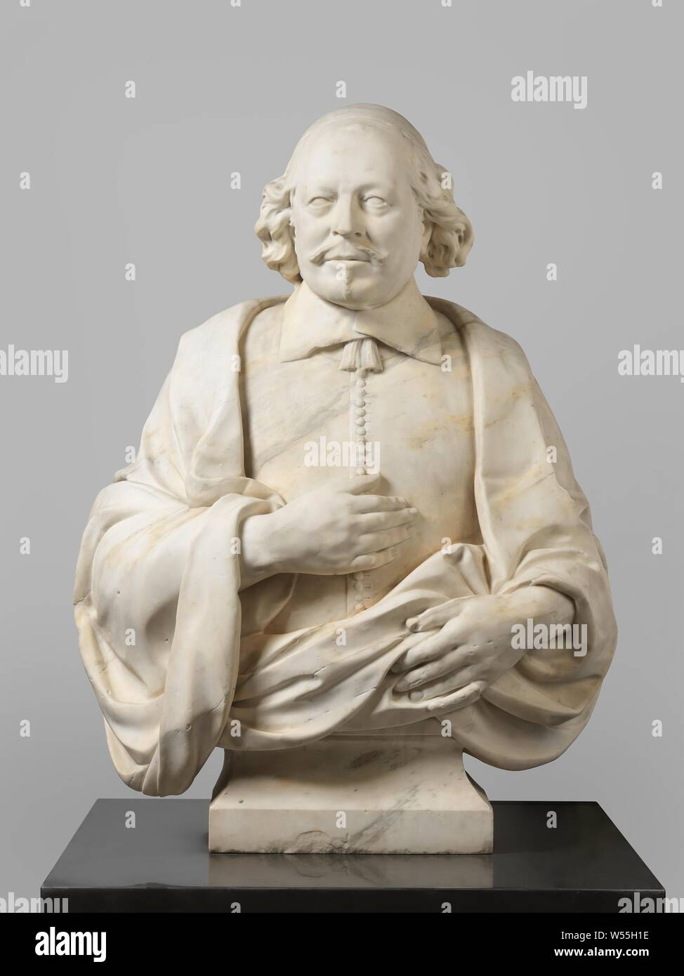 Büste von einem unbekannten Mann, den Kopf mit Schnurrbart und Imperial leicht nach links gedreht wird, die rechte Hand ist Lose vor der Brust, die Linke, diagonal unter ihm der Mantel hält. Er trägt ein calot an den gewellten Haar und ist in einem wams gekleidet, durch eine lange Reihe von Knöpfen geschlossen. Zwei Felder unter der flachen Kragen. Ein großer Mantel hängen von den Schultern deckt beide Arme und ist auf der linken Seite an der Taille. Das Bild, das endet unterhalb der Taille, mit einem rechteckigen Basis, die Verjüngung nach oben verbunden., Bartholomeus Eggers (Schule), Niederlande, C. 1650 - C. 1699, marmor Stockfoto