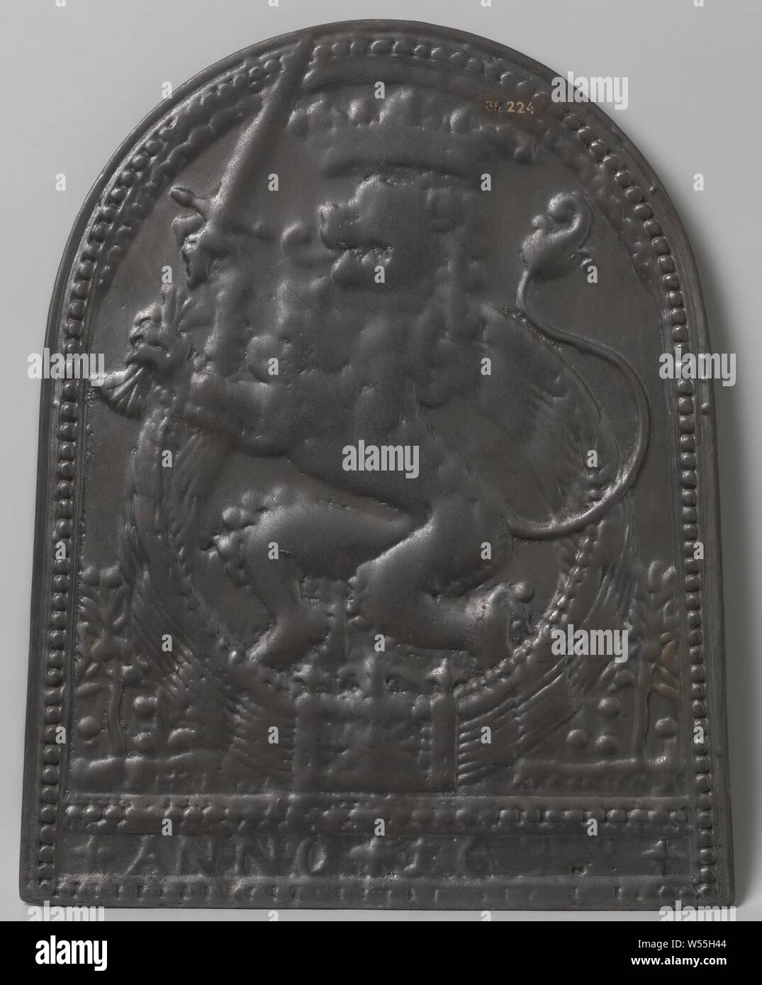 Kamin mit dem Hollandse Leeuw in der niederländischen Garten, Kamin aus Gusseisen, mit einer halbrunden Top. Die gekrönte Dutch Lion im eigenen Garten Holland, das ein Gateway auf der Vorderseite hat, ist von zentraler Bedeutung. Das Ganze wird von einem dekorativen Band mit einem Pearl band umrahmt. An der Unterseite ist der Text, der ANNO 1638., anonym, Deutschland, im oder nach 1638 - C. 1650, Bügeleisen (Metall), Gründung, h 63,0 cm x W 48,5 cm × w 17 kg Stockfoto