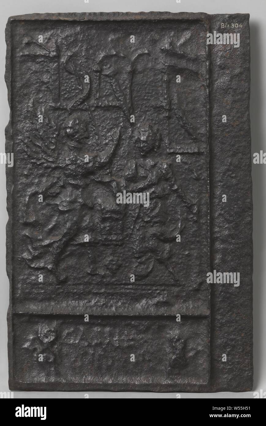 Heizplatte mit der Verkündigung, die Heizplatte aus Gusseisen, in zwei Zonen unterteilt. In der oberen Zone gibt es eine Darstellung der Verkündigung, in der die Engel auf der linken Seite ihre Schwangerschaft der Maria verkündet. Einige Bögen können am Anfang der Szene gesehen werden, von denen einer eine Vase mit einer Lilie. Die untere Zone hat eine Kartusche mit Inschrift: Gabriel, der Verkündigung: Maria, in der Regel das Lesen, wird von der Engel (manchmal eine Frau belauscht das Gespräch), anonyme, Deutschland, c. besucht. 1575 - C. 1625, Bügeleisen (Metall), Gründung, h 57,0 cm x W 36,0 cm × w 16 kg Stockfoto