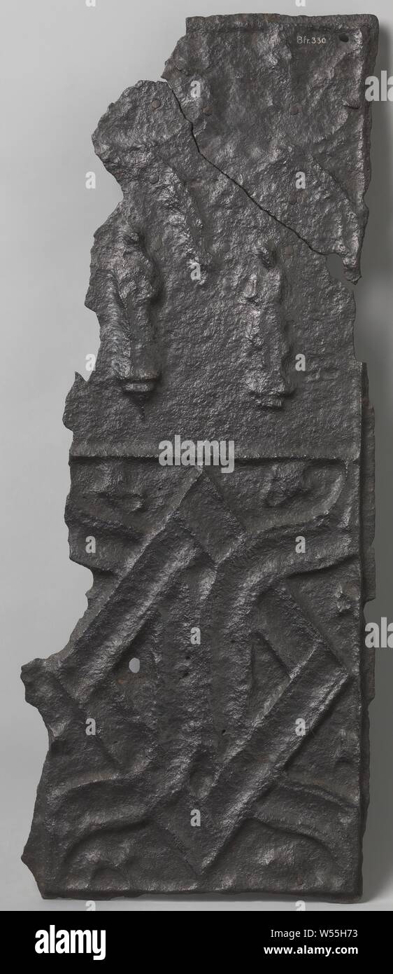 Heizplatte mit weiblichen Heiligen und geometrische Muster, Heizplatte aus Gusseisen, in zwei Zonen unterteilt. In der oberen Zone zwei weiblichen Heiligen auf der Konsole dargestellt sind. In der unteren Zone ist eine geometrische Muster der wellenförmige Bänder in der Mitte einer Rautenform. Ein guter Teil der Linken hat verloren., anonym, Deutschland, C. 1500 - C. 1550, Bügeleisen (Metall), Gründung, h 85,0 cm x W 30,0 cm × w 18 kg Stockfoto