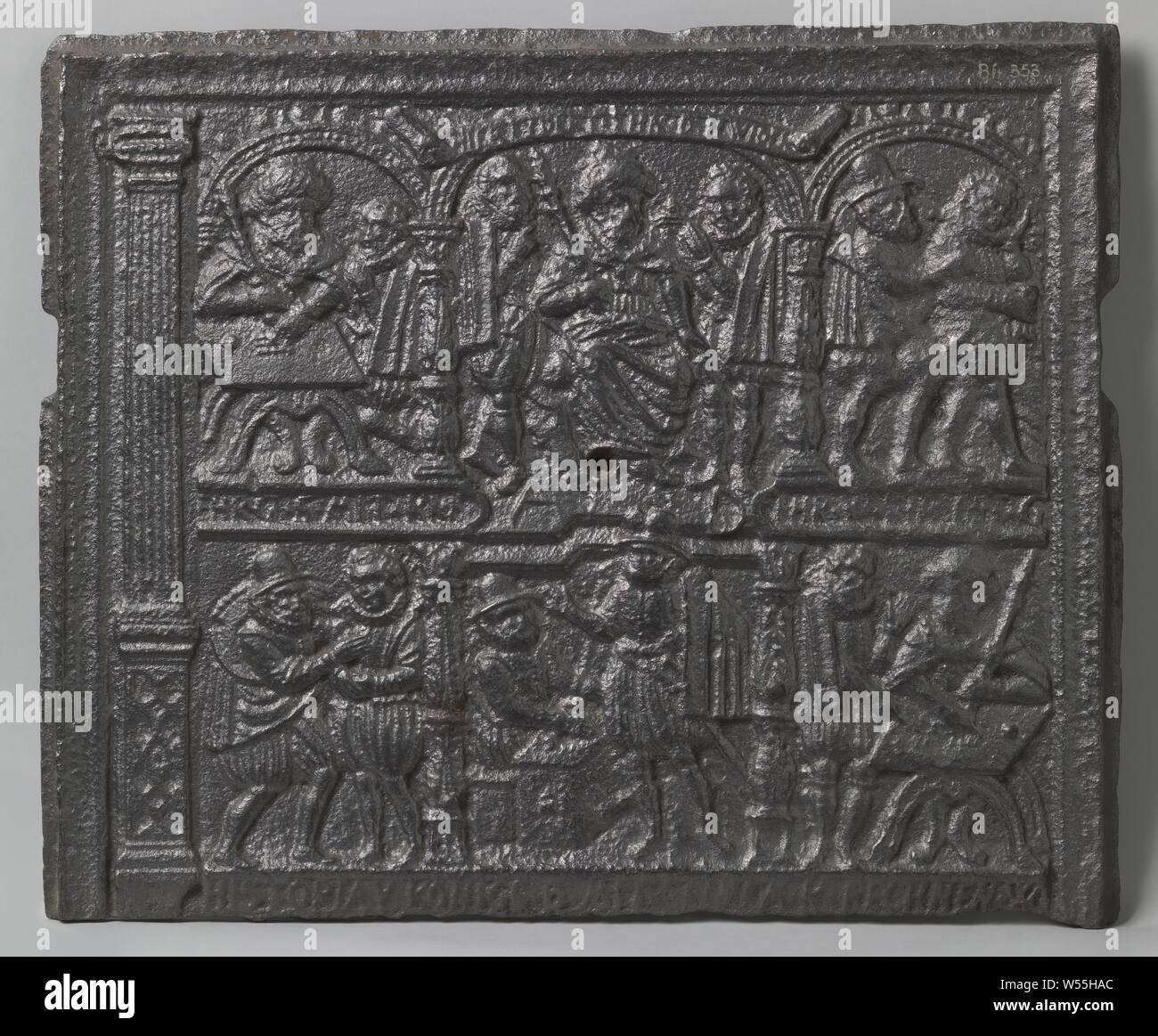 Herd Platte mit sechs Szenen aus dem Leben des Königs, Herd Platte aus Gusseisen, in zwei Zonen unterteilt. In der oberen Zone gibt es eine Geschichte in sechs Szenen, von einander durch Spalten und in zwei Zonen getrennt. Zwei stehende Figuren sind in den Ebenen unten links und oben rechts. In den Kästchen links oben und rechts unten, gibt es immer ein Mann am Tisch sitzen und ein Mann stand vor ihr. Im mittleren Bild oben zeigt einen Mann auf einem großzügigen Sitz mit zwei Männer neben ihm. Die untere Zone wurde verloren. Ein text Band zwischen den beiden Zonen platziert., anonym, Deutschland, 1550 Stockfoto