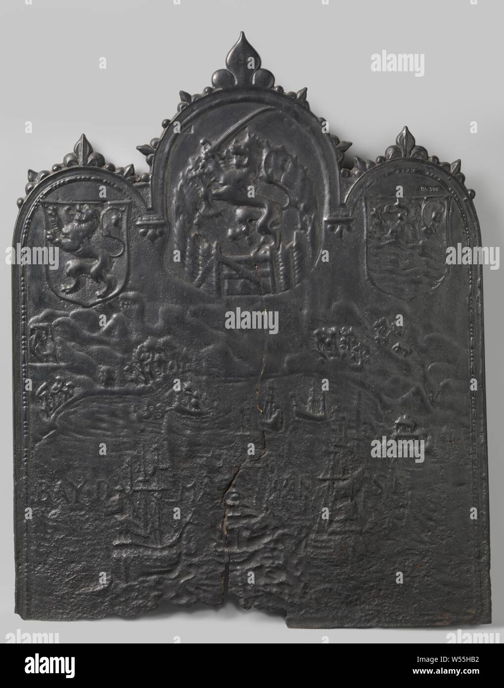 Feuer Platte mit der Eroberung der Silber Fleet, Feuer Platte aus Gusseisen, mit drei semi-Kurven auf der Oberseite. Zentrale ist eine Show mit der Eroberung der Spanischen silber Flotte von Piet Hein mit mehreren Schiffen in das Meer und im Hintergrund Grundstück mit einigen Bäumen. In der Mitte Hemisphäre steht die niederländische Lion mit erhobenem Schwert in der niederländischen Garten. In der Hemisphäre auf der linken Seite ist das Wappen von Holland mit dem ständigen Löwe. In der Hemisphäre auf der rechten Seite das Wappen von Zeeland mit dem ständigen Lion im Meer. Die Oberseite ist mit verschiedenen französischen Lilien geschlossen. Zwischen Stockfoto