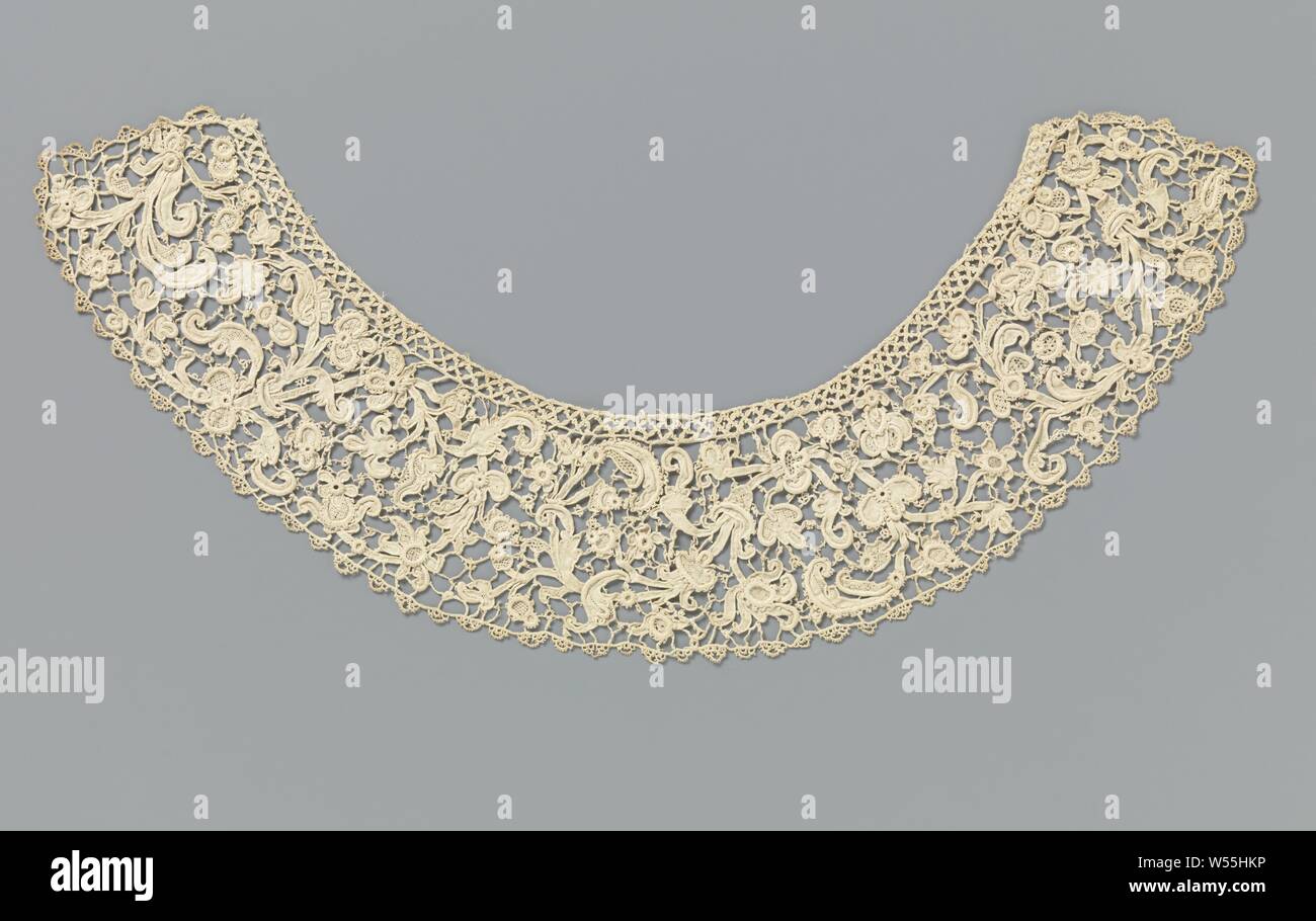 Die Schaltmuffe der Nadelspitzen mit verschiedenen Blumen und Blätter auf ranken, Kragen mit natürlichen Farben Nadel Spitze: Venezianische geprägte Spitze. Gewölbten Streifen-förmige Modell. Muster: verschiedene Blumen und Blätter auf ranken. Die Motive sind mit Festival Stiche gemacht, mit unterschiedlichen Mustern in Blüten und Blätter mit Aussparungen realisiert werden. Sie sind mit relief Konturen und die Absperrungen sind dekoriert mit Picots. Die Motive sind miteinander durch eine unregelmäßige Oberfläche mit Bars mit picots und Rad picots verbunden. Der Kragen ist mit einem gebogenen Rand entlang der kurzen Seiten fertig Stockfoto