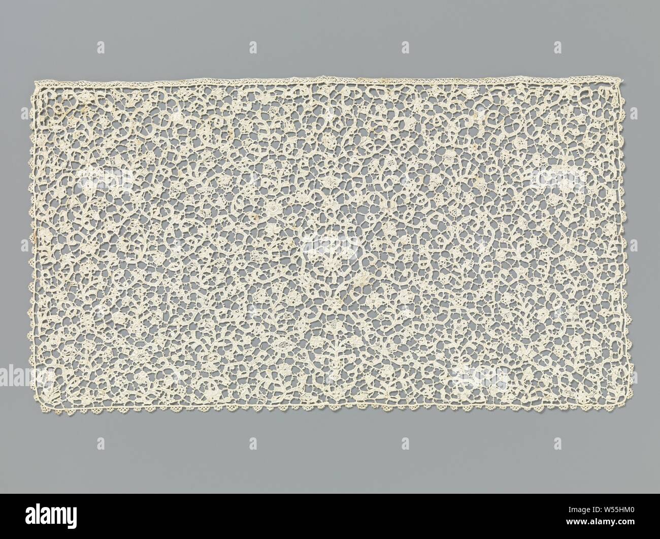 Slip aus einem jabot der Nadelspitze, Schlupf eines jabot von natürlichen Farben Nadel Spitze: Flache venezianische Spitze. Auf beiden Seiten der Mitte Motiv der Blumenvasen, Locken und Blumen ist eine symmetrische Zeichnung der Vasen mit Blumen in einer Rautenform von C-Locken durch unregelmäßige Blume Sprays umgeben. Die Motive sind mit soffitte Stiche gemacht, mit Cut-outs der einfache Muster in verschiedenen Blüten und Blätter. Die Motive sind miteinander durch eine sechseckige, beschichtet mit Masse verbunden. Die Slips sind an drei Seiten mit einer geraden Kante mit bemalten Bögen fertig. Eine lange Seite mit einem gefalteten Kante abgeschlossen Stockfoto