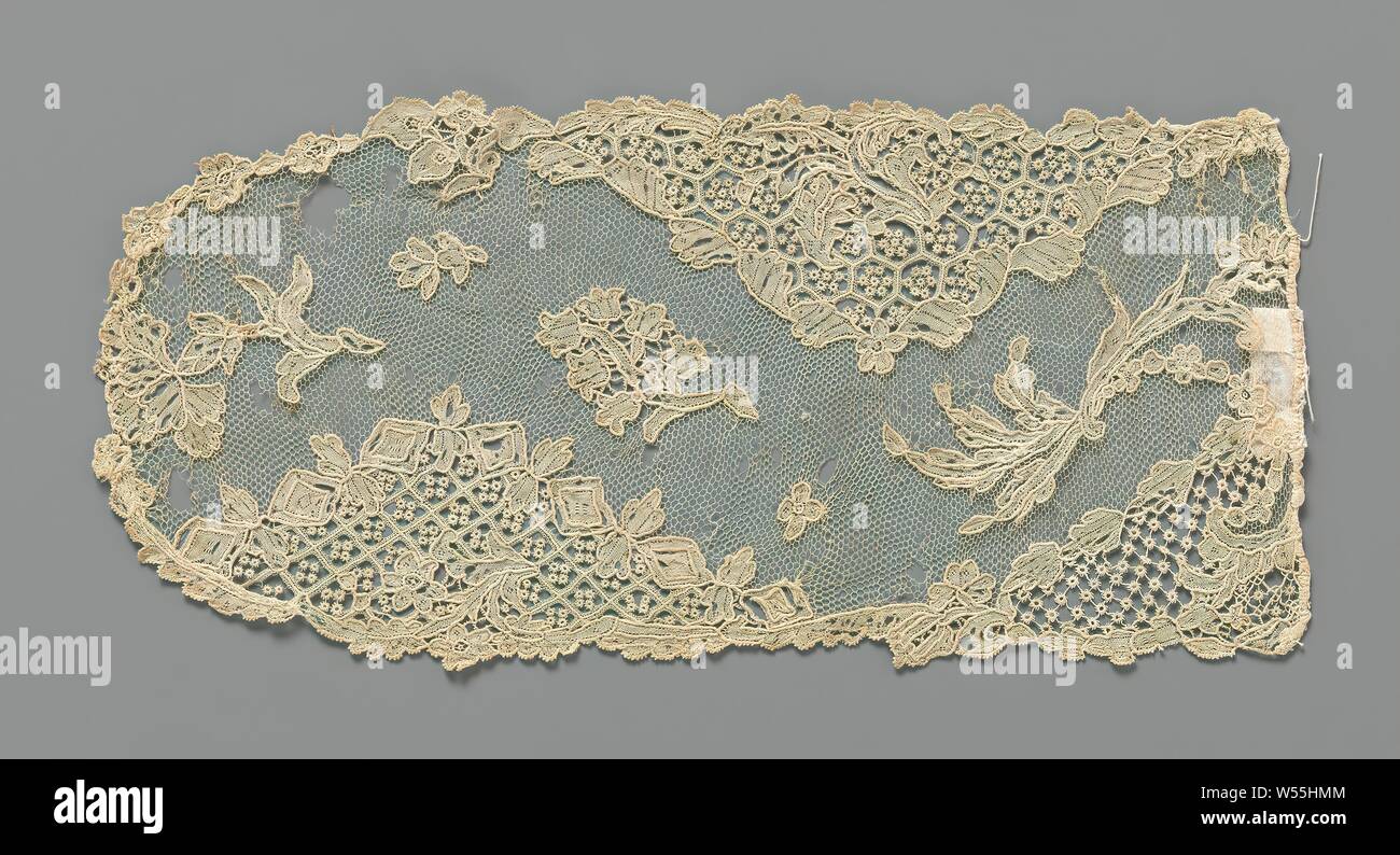 Hat Schlupf (Fragment) der Nadelspitzen mit Rad picots in dreieckige Felder und eine Rose im Tal in hügeligen Mittelfeld, hat Schlupf (Fragment) von natürlichen Farben Nadel Spitze: Brüsseler Spitze Gaze. Dies ist das Ende der Geraden hat Schlupf mit abgerundeten Enden zwischen breiten dreieckigen Feldern entlang der Kanten, mit einem dekorativen Füllen von Radar picots in einer Hexagonalen oder rautenförmigen Gitter, läuft eine breite wellenförmige Mittelfeld mit einem feinmaschigen Boden, ein Mesh lace Boden. In diesem Mittelfeld gibt es eine Blume, eine Lilie des Tales (daisy flower mit Glocken), zwei Lose streuen Blumen und in das abgerundete Ende ein Stockfoto