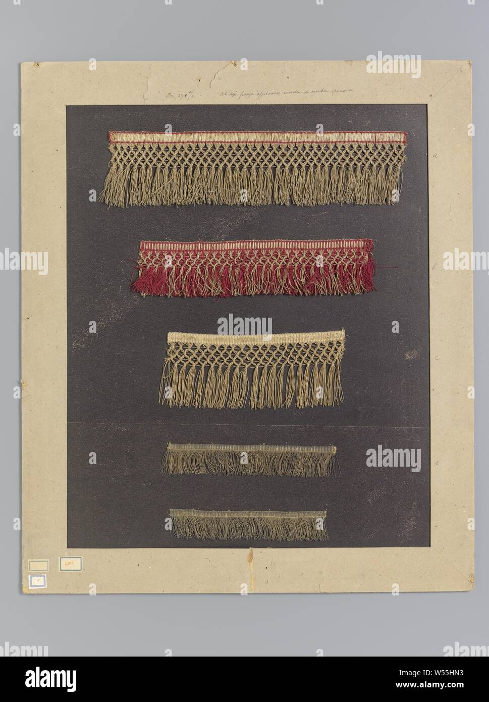 Fünf Gold - farbige Garnituren mit Fransen auf Karton, Pappe, an dem fünf Garnituren gesichert sind, aus gold-farbig Gewinde mit Fransen. Roter Seide ist auch in den oberen zwei Barren verwendet. Die Buchstaben a bis e auf die Pappe Neben dem Streifen geschrieben sind., anonym, Unbekannt, C. 1700 - C. 1899, Seide, Metall, l 39 cm x W 10 cm l 31 cm × w7cm L 23 cm x W 10 cm l 22 cm × w4cm L 20,5 cm × w4cm h 71,5 cm x W 61 cm Stockfoto