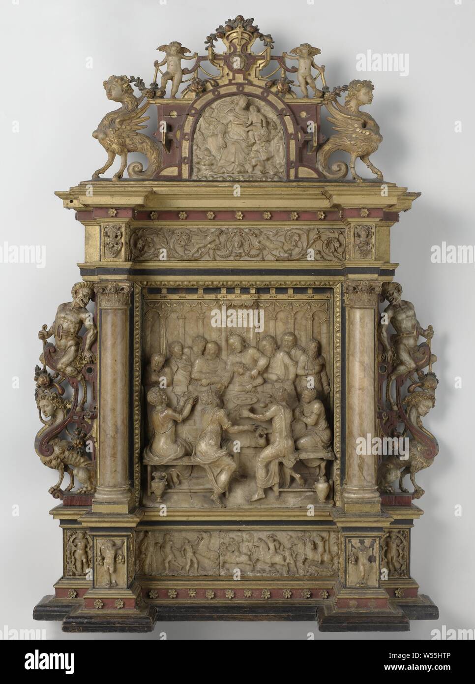 Inländische Altar mit dem Letzten Abendmahl Haus Altar mit dem Letzten Abendmahl, vermutlich aus der Komturei von Sint Jan in Harderwijk, der Altar besteht aus einem postament, einem viereckigen Mittelteil und einem Hauptrahmen mit Krönung. Zwei alabaster Spalten mit Composite Hauptstädte auf dem postament in den Ecken, die, mit Pilastern hinter entfernt, ein Kopf, der auch eng ist zerbröckelt. Sie umschließen eine Linderung mit dem Letzten Abendmahl, an den Seiten und an der Oberseite in einem engen ei Rahmen umgeben. Das Abendessen erfolgt in einem Innenraum, der Rückwand, die durch Bögen ruhen Stockfoto