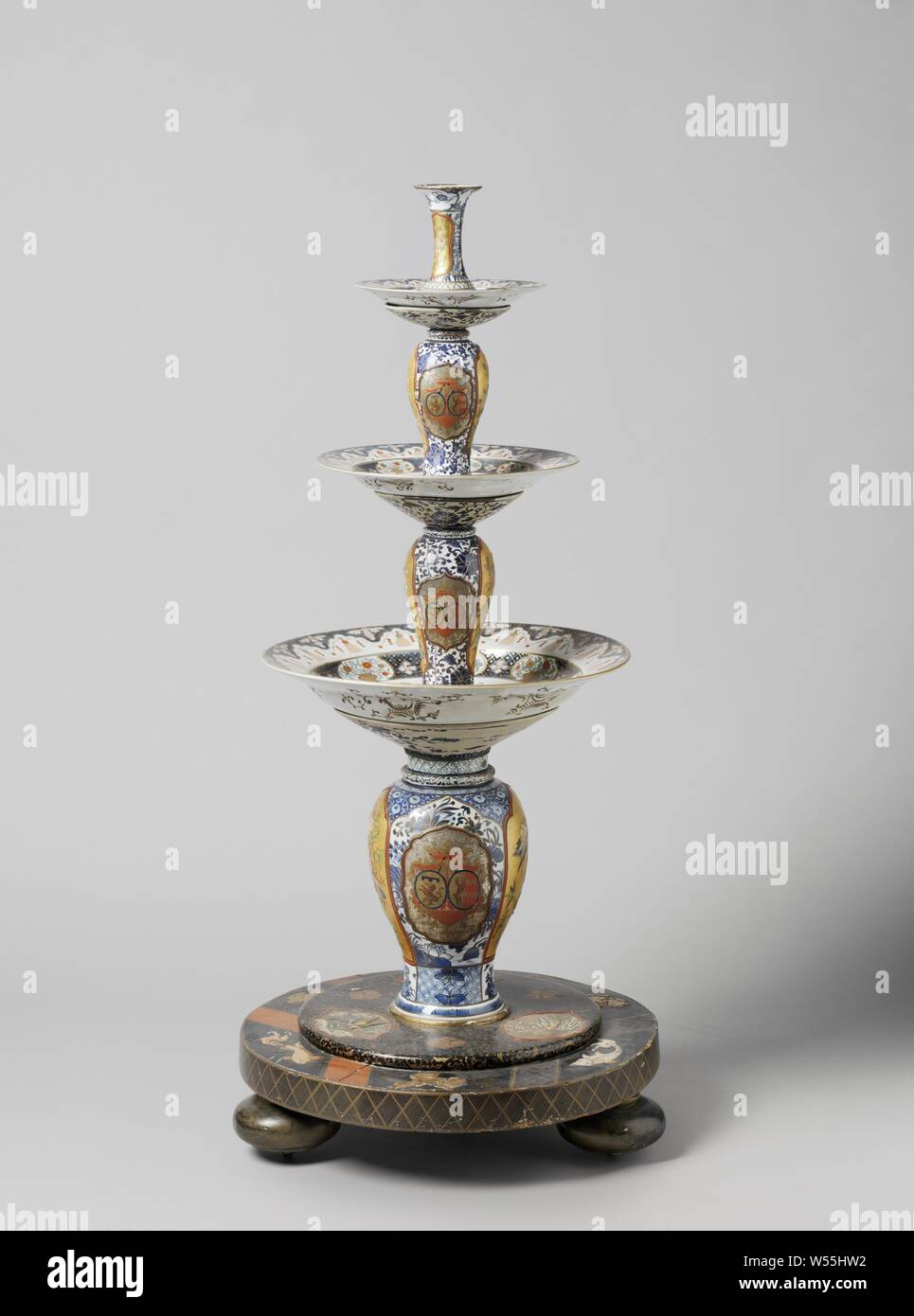 Etagere Etagere, so "dumm Knecht" genannt, der sich aus vier chinesischen Vasen und drei japanische Imari Platten mit dem Wappen der Brederode-Van Van Buren. Die Basis und die Vasen sind mit lackarbeiten dekoriert: die Basis in Gold auf schwarzem Grund, mit Medaillons zeigen bunte Vögel auf einem goldenen Boden. Die Vasen tragen auch solche Medaillons., anonym, Nördliche Niederlande, C. 1700 - C. 1715, Holz (Pflanzen), Farbe (Beschichtung), Porzellan (Material), Lackieren, H 132,0 cm × d 63,5 cm Stockfoto