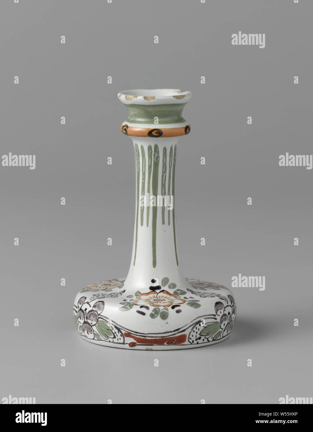 Vase mit breit abgeflachten Körperbau, langen Hals und hervorstehende Mund Kante mit einem Ring, Vase Steingut, mit breiten abgeflachten Körper und langen Hals und hervorstehende Mund Kante mit einem Ring. Mit Früchten, Blumen und Blätter in den Farben schwarz, grün und orange gehalten. Vertikale Streifen am Hals., De Porceleijne Fles, Delft, C. 1880 - C. 1920, Steingut, Glasur, h 9,1 cm x t 7 cm Stockfoto