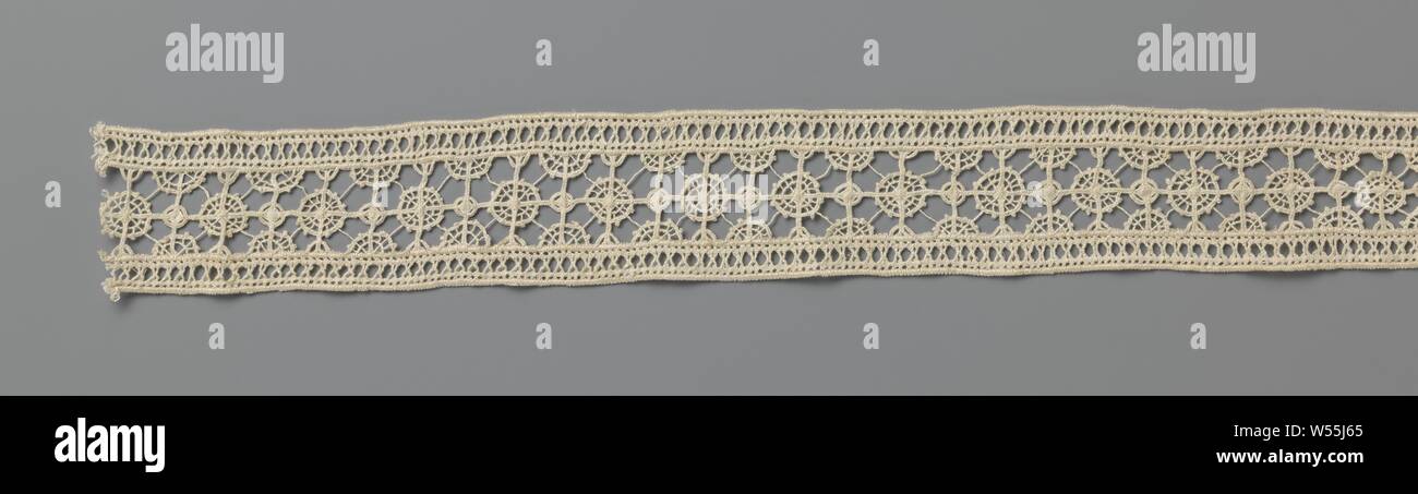 Streifen der Nadelspitzen mit kleinen, dichten und große offene Kreise, Streifen von natürlichen Farben Nadel lace-reticella - zwischen offenen Kanten zum Nähen: Arbeiten mit herausgezogenen Fäden. Die Wiederholung und symmetrische Muster besteht aus einer Reihe von Plätzen, die sich aus vier kleine Quadrate vorgenommen werden. Alle großen Quadrat überschritten ist, an jedem Schnittpunkt abwechselnd einen kleinen und einen großen offenen gearbeitet Kreis. Die Hälfte Kreise entlang der Kanten. Der Ober- und Unterseite des Streifens sind gerade fertig mit offenen Diamanten (Arbeit mit zog Drähte), anonyme, Unbekannt, C. 1900 - C. 1949, Baumwolle (Textil), l 91 cm × W6 Stockfoto