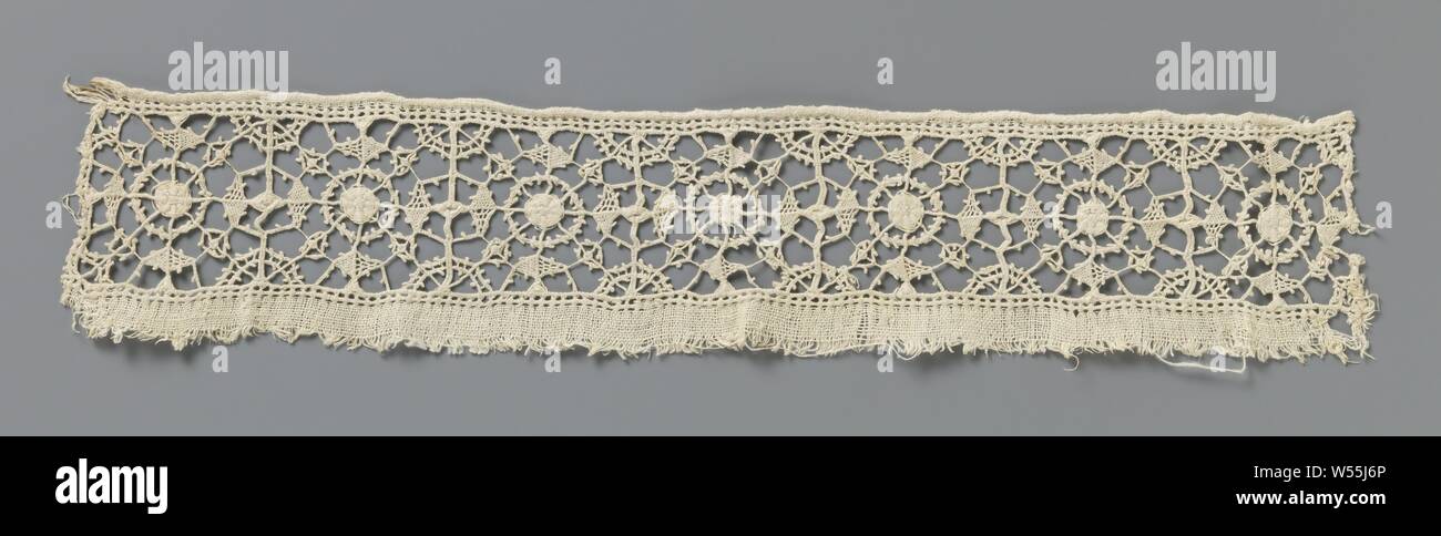 Streifen der Nadelspitzen mit konzentrischen Kreisen um eine gearbeitet - bis Dot, Streifen von natürlichen Farben spitze Stickerei: reticella in offenen nähen Technik. Geometrische Muster mit Plätzen, die von vier kleine Quadrate vorgenommen werden. In den großen Platz zwei konzentrische Kreise um einen geschlossenen dot. Die geförderten inneren Kreis mit picots eingestellt. Verschiedene Dreiecke entlang des äußeren Kreises. Die Oberseite ist gerade fertig. An der Unterseite können Sie immer noch eine Kante des unfertigen Leinen Stoff sehen., anonym, Unbekannt, C. 1900 - C. 1949, Leinen (Material), l 34,5 cm × w7cm Stockfoto