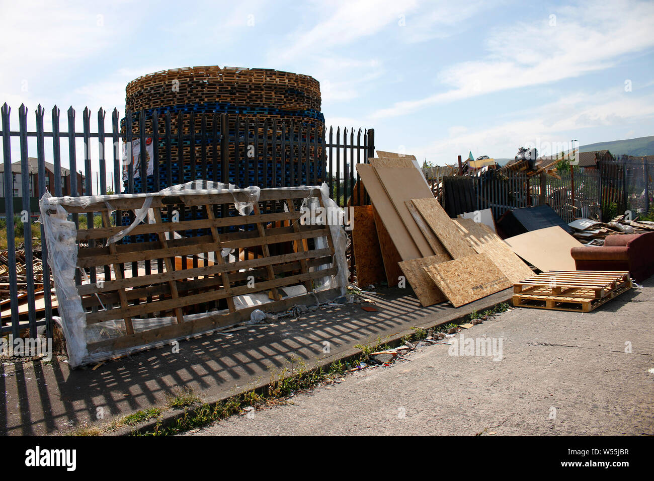 Tuerme aus Holz und Autoreifen werdener Aufgetuermt, um dann in der 'Bonfire Night" Jahrestag des Sieges der Katholiken Protestanten ueber Sterben in der Sc Stockfoto