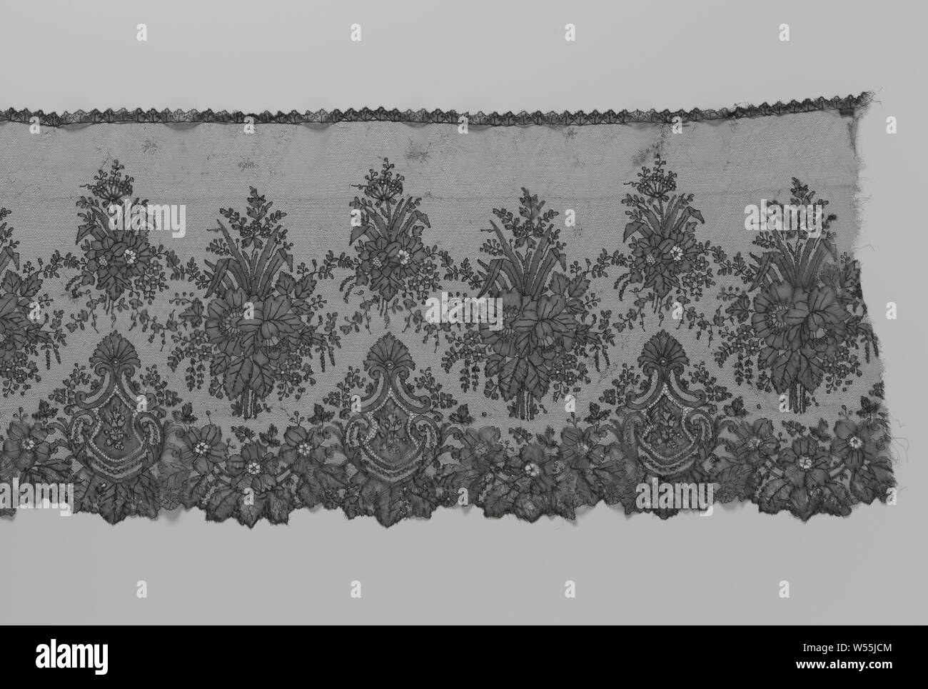 Klöppelspitze kleid Spitze mit Schild - geformte Medaillons, Schwarze Spitze Kleid Spitze: Chantilly spitze. Geschlossen Motive sind separat auf einem Open Mesh Stiftung zusammengefasst. Drei symmetrische Schild - geformte Medaillons steigen auf die Knotenpunkte der Jakobsmuscheln, die in zwei Paare der c-voluten eingehüllt werden. Über die Jakobsmuscheln gibt es eine große Blume Haarbüschel oberhalb der Medaillons, mit zerquetschten Blütenblätter als Krönung. Der innere Rand ist mit einer Kette von herzförmigen Blätter eingerichtet., anonym, Bayeux (möglicherweise), C. 1850, Seide, Klöppelspitze, l 470 cm x W 36 cm x 24 cm Stockfoto