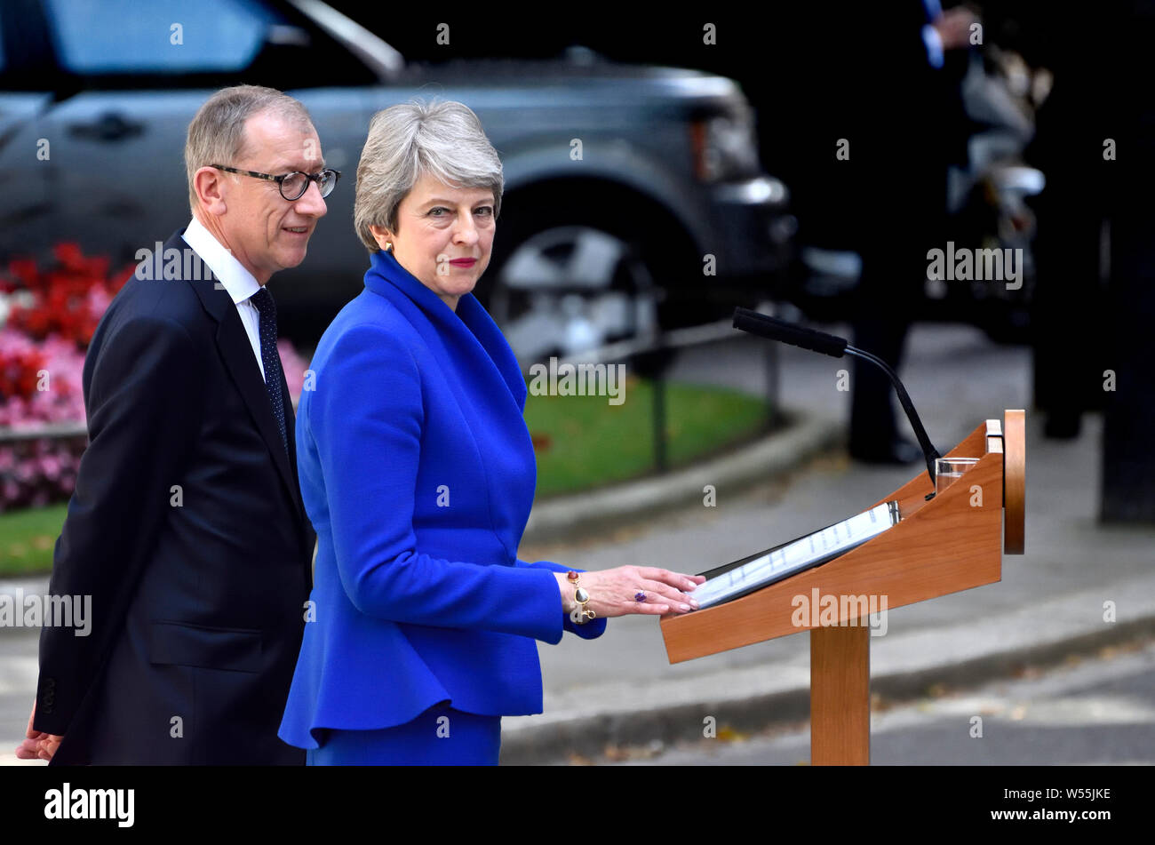 Theresa May mit ihrem Mann Philip in Downing Street liefern Ihre letzte Rede als Premierminister vor dem Verlassen in ihren Rücktritt der Qu zur Hand Stockfoto