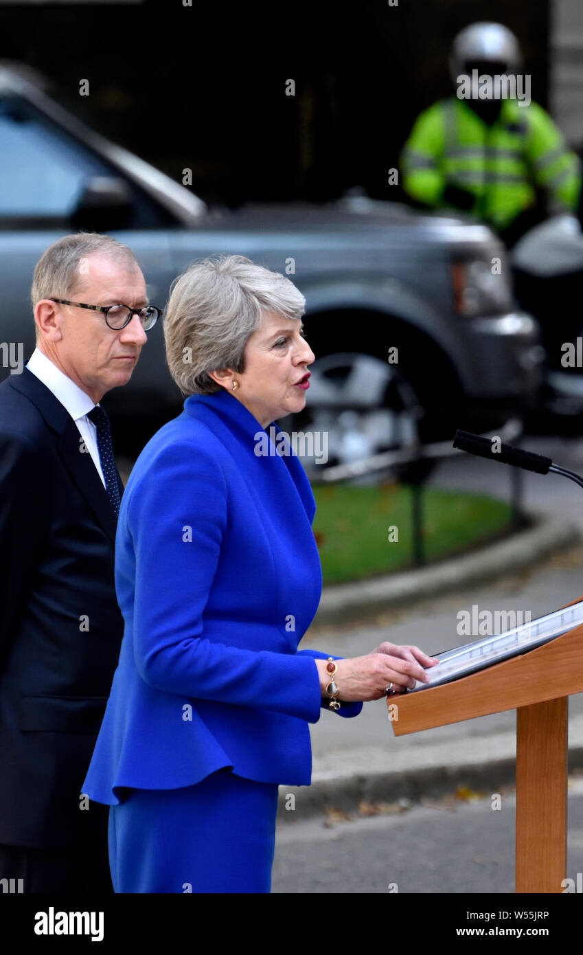 Theresa May mit ihrem Mann Philip in Downing Street liefern Ihre letzte Rede als Premierminister vor dem Verlassen in ihren Rücktritt der Qu zur Hand Stockfoto