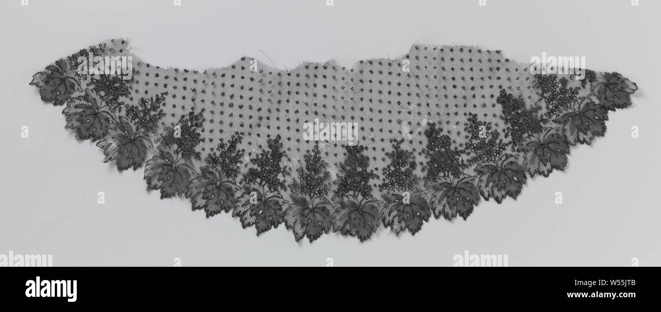 Hälfte - ovale Fragment der Klöppelspitze mit Scatter Muster und Blätter Rand, Halb-oval Fragment des schwarzen Klöppelspitze: Chantilly spitze. Scatter Muster mit Punkten auf einer feinen hexagonalen Gitter. Entlang der gewölbten Seite ist eine gekerbte Kante der großen Blätter. Über die großen Blätter einer Blume Zweig mit Rund - Blatt Blüten mit einer Blume Zweig mit Blüten mit Herzförmigen Petalen abgewechselt. Die anderen Seiten werden abgeschnitten und nicht beendet. Die Spitze Mai ein Fragment eines Hutes Schleier., anonym, Bayeux, C. 1870, Seide, Klöppelspitze, l 16 cm x W 51 cm Stockfoto