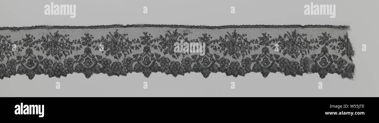 Klöppelspitze Streifen mit dem Schild - geformte Medaillons, Schwarze Spitze Streifen: Chantilly spitze. Geschlossen Motive sind separat auf einem Open Mesh Stiftung zusammengefasst. Drei symmetrische Schild - geformte Medaillons steigen auf die Knotenpunkte der Jakobsmuscheln, die in zwei Paare der c-voluten eingehüllt werden. Über die Jakobsmuscheln gibt es eine große Blume Haarbüschel oberhalb der Medaillons, mit zerquetschten Blütenblätter als Krönung. Der innere Rand ist mit einer Kette von herzförmigen Blätter eingerichtet., anonym, Bayeux (möglicherweise), C. 1850, Seide, Klöppelspitze, l 738 cm x W 12 cm × 13,5 cm Stockfoto