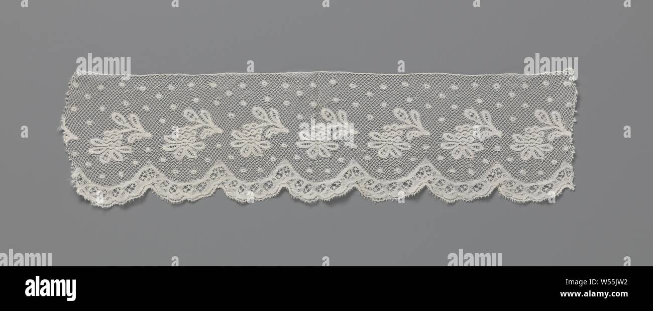 Streifen von klöppelspitze mit krummen Ästen. halbrunde Schale, eine offene Muster von einem überhängenden Zweige mit einer Blume. Die Leiste besteht aus vier Teile zusammen genäht, die war, einen Streifen im Jahr 1966 mit einem ähnlichen aber nicht identischen Muster beigefügt. Valenciennes Kant., historische Personen, Garland, Kranz, Karten von Städten, Maastricht, Bernardus Johannes Cornelis baron Dibbets, anonym, Sluis (möglicherweise), C. 1875 - C. 1899, Leinen (Material), Valenciennes Spitze, l 39 cm x W 10 cm × 5,5 cm Stockfoto