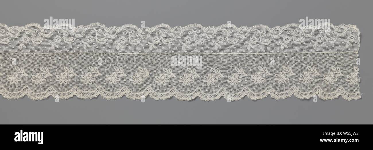 Streifen von klöppelspitze mit krummen Ästen, auf einer Grob- und Topfpflanzen mesh Foundation (Square Mesh) es ist, über eine halbrunde Schale, eine offene Muster von einem überhängenden Ast mit einer Blume. Valenciennes Seite. Ursprünglich dieser Streifen war einer der Teile der Streifen, der von vier separaten Teilen bestand. Diese drei sind zusammen genäht, anonym, Sluis (möglicherweise), C. 1875 - C. 1899, Leinen (Material), Valenciennes Spitze, l 39 cm x W 10 cm × 5,5 cm Stockfoto