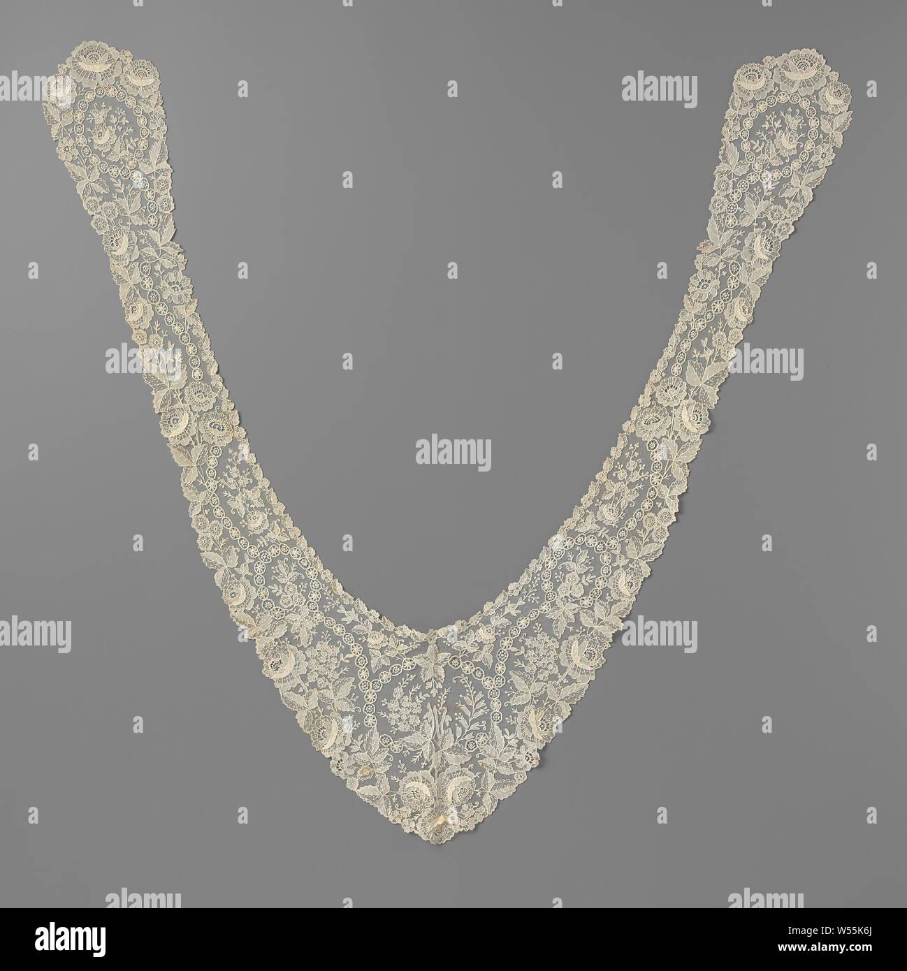Schalkragen von Nadel Spitze mit Kette, einem Spitzen erweitert zurück Stück verbindet zwei lange, schmale rutscht mit Verbreitertem endet. Eine Schlinge an der angeschlossenen Räder hat fünf Mal in einer Schleife, in welcher jedes Mal eine Rose Zweig gelegt worden. Die röschen Ausstellung auferlegt Entlastung der sichelförmigen Blütenblätter. Den Strauß in der Rückseite besteht aus drei hängenden rose Filialen. Die Doppel- oder fünfzig Blätter sind alle von der Mitte Vene, in einem dicht geschlossenen Hälfte und eine offene Hälfte mit Sprenkeln unterteilt. Punkt de Blick de Bruxelles., anonym, Brüssel, C. 1870 - C. 1880, Leinen (Material), h 21 cm × W 182 cm Stockfoto