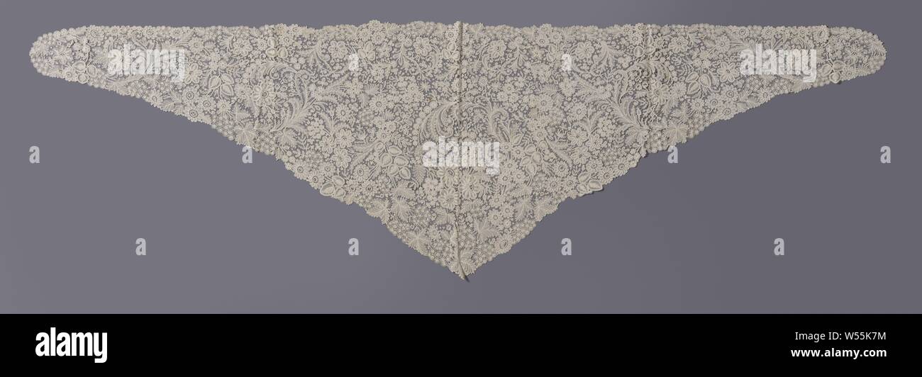 Gemischte lace Schal mit Spiralen, dreieckige Schal in natürlichen Farben Klöppelspitze, Brüssel duchesse. Ein Muster wird durch ein Geflecht verbunden. In der Breite zurück Abschnitt ist eine große Spirale auf der linken Seite, mit verdrehten Blätter und drei große composite Blumen. Links und rechts sind symmetrisch, spaltende Spire Löcher. Die Lnags gerade Oberseite verläuft ein schmaler Rand des spirlaen. An der Spitze sind Weinlaub und Trauben Beeren der Gelderland rose., anonym, Belgien (möglicherweise), C. 1880 - C. 1890, Leinen (Material), Klöppelspitze, h 240 cm x W 70 cm Stockfoto