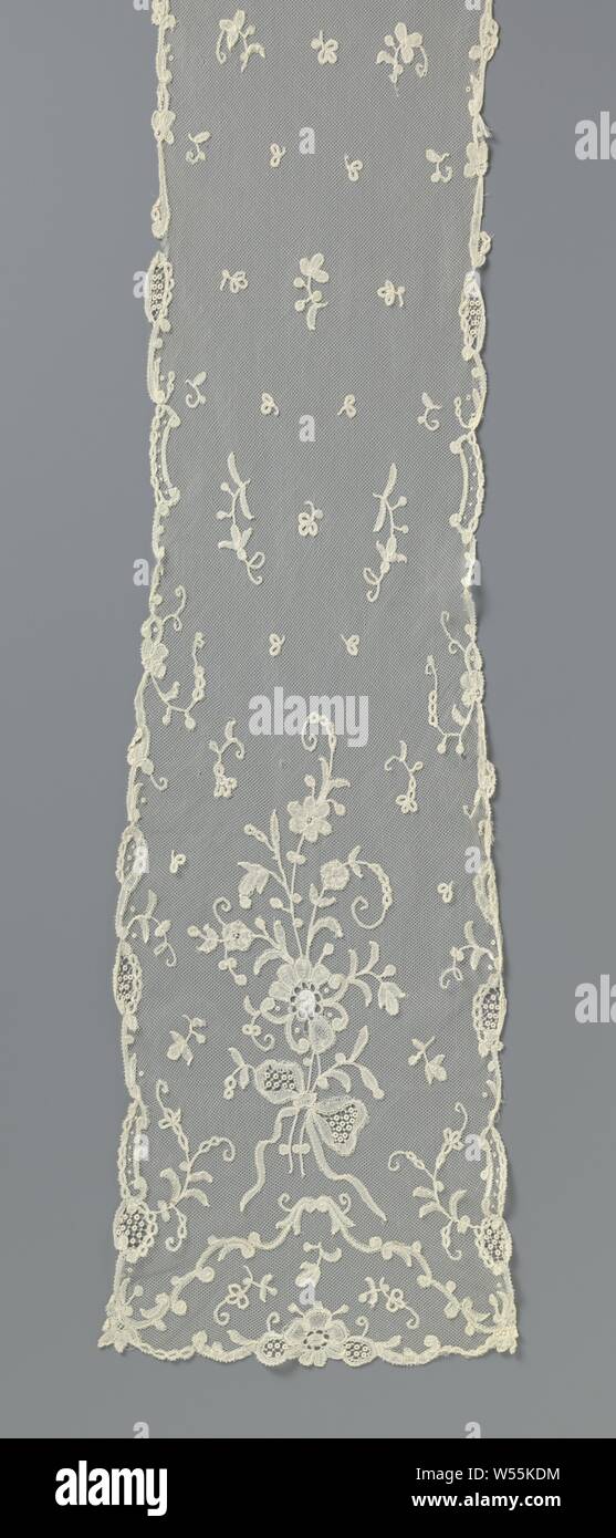 Hut Slip aus Anwendung Seite mit geripptem Büschel, Barbe aus der Anwendung Seite, Klöppelspitze und einige Details in der Nadel Spitzenapplikation auf Maschine Tüll. Die Verbreitung guter von kleinen und größeren belaubten Zweigen steht in den Zeilen auf einer rechteckigen Basis, die mit ihren Enden die etwas breiter sind. In der geraden Enden, über einem 'Berg' von C-voluten, ist ein Büschel blumen Zweige, zusammen mit einem offenen Bogen gebunden - gearbeitet. In der schwach scalloped Edge gibt es ein paar Medaillons mit Grid arbeiten Füllung (Nadel Lace)., anonym, Den Haag (möglicherweise), C. 1906 - C. 1918, Leinen (Material), l 220 cm x W 25 cm Stockfoto