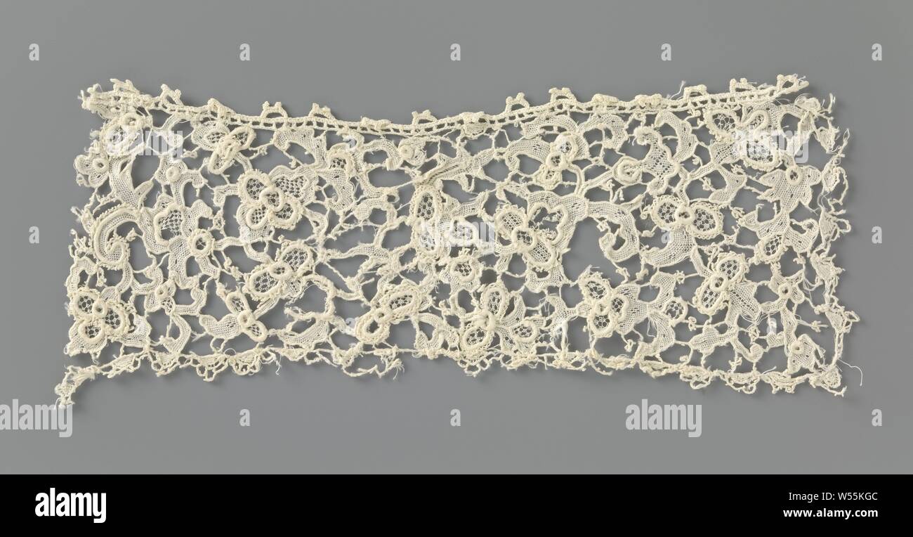 Streifen der Nadelspitzen mit Bögen und palmetal Blumen, Streifen von natürlichen Farben Nadel Spitze: Venezianische relief Spitze. Muster mit Bögen, verschiedene Blumen und ein paar Ranken auf eine offene Bar der Boden mit wenigen Bars und einige Picots. Geschwungenen Kanten. Schnitt auf den beiden kurzen Seiten., anonym, Unbekannt, C. 1833 - C. 1965, Baumwolle (Textil), Venezianische Arbeit, l 22 cm × w 8,5 cm Stockfoto