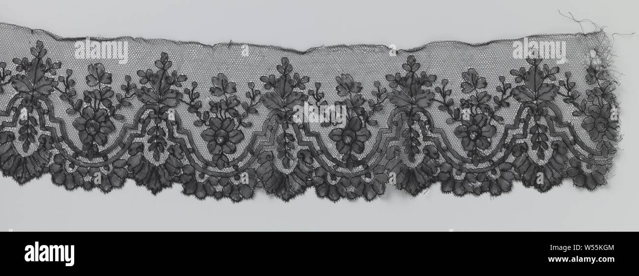 Klöppelspitze Streifen mit hohlen und konvexe doppelte Frames, Schwarz Klöppelspitze Streifen: Chantilly spitze. Ein Gitter base hat eine leere Top und eine symmetrische Design, das wird schwerer nach unten. Hohl und konvexe doppelte Frames, allmählich ineinander verschmelzen, folgen Sie der Jakobsmuscheln, die wiederum aus Hälfte Rosetten und einen Bogen von verlässt., anonym, Belgien, C. 1850 - C. 1860, Seide, Klöppelspitze, l 381 cm x W 12 cm x 10 cm Stockfoto