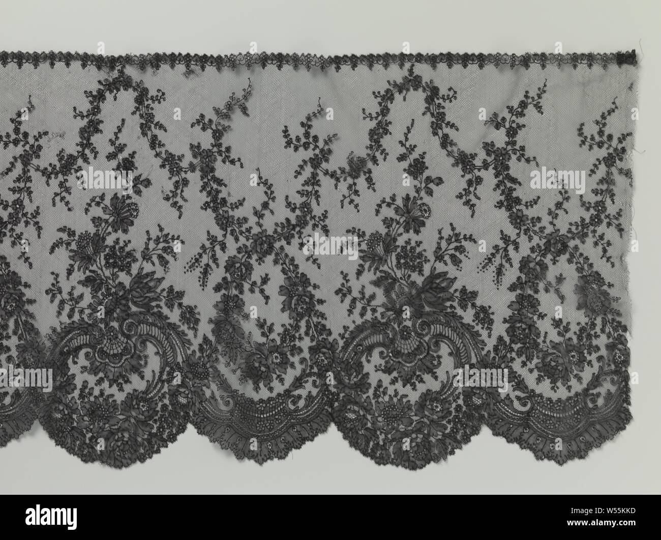 Klöppelspitze Schürze mit der angewandten s-voluten, Klöppelspitze valance: Chantilly spitze. In einem Netz Stiftung gibt es eine fast symmetrische Muster von großen s-sen, paarweise verwendet, die über die von den schwarzen Blumengirlanden geschnitten werden. Die jakobsmuscheln sind semi-Circular und abwechselnd gefüllt mit den erwähnten Girlande und mit einem Blattrand. Über den Gipfeln des s-sen ist eine lose Zweig mit Anemone, Tulpen und Narzissen. Über der zweiten Shell ist ein Blumenkranz. Die Innen- und eine der Seiten mit einer Reihe von Herzen und Blüten verziert sind., anonym, Frankreich (möglicherweise), C. 1850, Seide, Klöppelspitze, l 290 cm × W34 Stockfoto