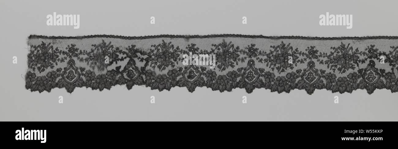 Klöppelspitze kleid Spitze mit dem Schild - geformte Medaillons, Schwarze Spitze Kleid Spitze: Chantilly spitze. Geschlossen Motive sind separat auf einem Open Mesh Stiftung zusammengefasst. Drei symmetrische Schild - geformte Medaillons steigen auf die Knotenpunkte der Jakobsmuscheln, die in zwei Paare der c-voluten eingehüllt werden. Über die Jakobsmuscheln gibt es eine große Blume Haarbüschel oberhalb der Medaillons, mit zerquetschten Blütenblätter als Krönung. Der innere Rand ist mit einer Kette von herzförmigen Blätter eingerichtet., anonym, Bayeux (möglicherweise), C. 1850, Seide, Klöppelspitze, l 159 cm x W 11 cm × 13,5 cm Stockfoto