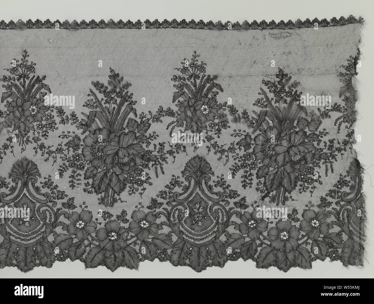 Klöppelspitze kleid Spitze mit dem Schild - geformte Medaillons, Schwarze Spitze Kleid Spitze: Chantilly spitze. Geschlossen Motive sind separat auf einem Open Mesh Stiftung zusammengefasst. Drei symmetrische Schild - geformte Medaillons steigen auf die Knotenpunkte der Jakobsmuscheln, die in zwei Paare der c-voluten eingehüllt werden. Über die Jakobsmuscheln gibt es eine große Blume Haarbüschel oberhalb der Medaillons, mit zerquetschten Blütenblätter als Krönung. Der innere Rand ist mit einer Kette von herzförmigen Blätter eingerichtet., anonym, Bayeux (möglicherweise), C. 1850, Seide, Klöppelspitze, l 491 cm x W 37 cm x 24 cm Stockfoto