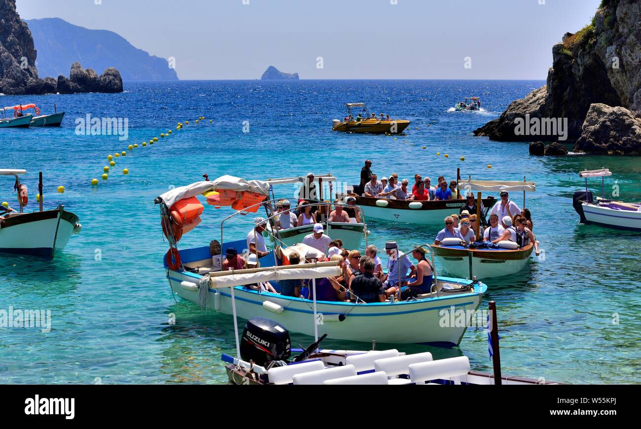Bootsfahrten zu den Grotten, Agios Spiridon Strand, Agios Spiridon Bay, Paleokastritsa, Korfu, Griechenland, Ionian Stockfoto
