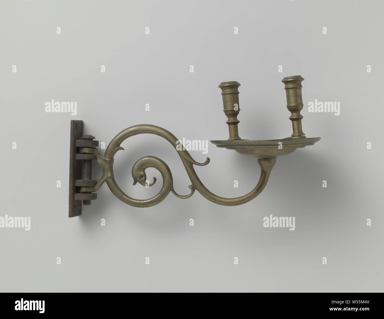 Kerzenhalter, Arm mit Messing Kerzenhalter. Sie waren ursprünglich Teile einer Kerze Krone., anonym, Niederlande, 1650-1725, Messing (Legierung), H 18,5 cm x L 38 cm x T 17 cm Stockfoto Kerzenhalter, Arm mit Messing Kerzenhalter. Sie waren ursprünglich Teile einer Kerze Krone., anonym, Niederlande, 1650-1725, Messing (Legierung), H 18,5 cm x L 38 cm x T 17 cm Stockfoto