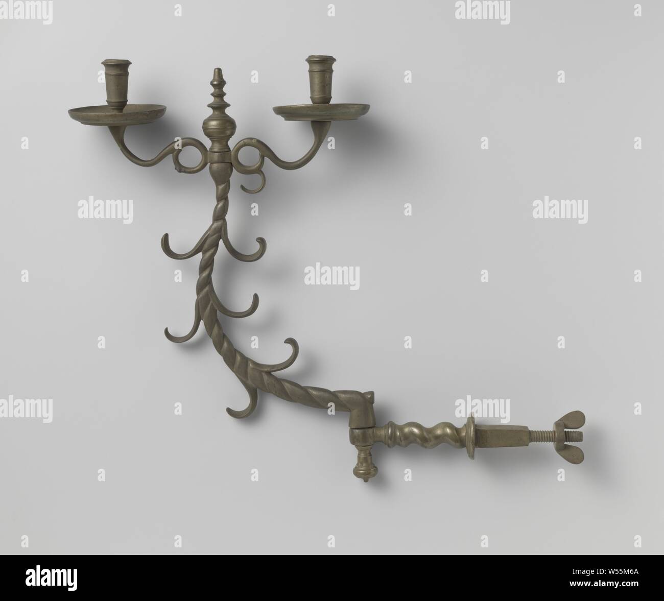 Kerzenhalter, Schwenkarm mit zwei Kerzenständer aus Messing., Wein-Ranke, Blatt, Landwirte, anonym, Niederlande, 1625 - 1675, Messing (Legierung), H 51 cm x L 59 cm x T 11,5 cm Stockfoto Kerzenhalter, Schwenkarm mit zwei Kerzenständer aus Messing., Wein-Ranke, Blatt, Landwirte, anonym, Niederlande, 1625 - 1675, Messing (Legierung), H 51 cm x L 59 cm x T 11,5 cm Stockfoto