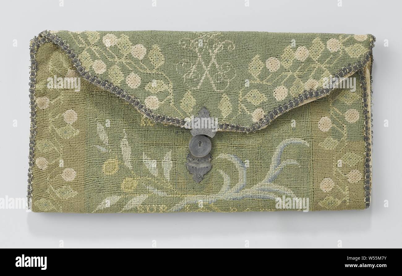 Dickes Papier Beutel mit petitpoint Stickerei, in denen das Monogramm von Admiral Isaac Sweers, mit gravierten silbernen Lock, Brief Tasche oder Geldbeutel aus dickem Papier mit petitpoint Stickerei gesäumt, graviert Silver lock gesäumt. Modell: Der Umschlag hat eine Klappe, die in der Mitte vorne mit einem gravierten silbernen Verriegelung schließt. Zwei Fächer mit Partition. Mit rosa Seide gefüttert. Der Schlüssel für das Schloss fehlt. Dekoration: mit Leinwand, auf der ein grüner Hintergrund in Petit Point Stickerei gedeckt ist, von einer Wicklung Grenze von 'Äpfel von Orange' umgeben. Auf dem Ventil der Initialen ist. Unter der Klappe ich Ie Stockfoto