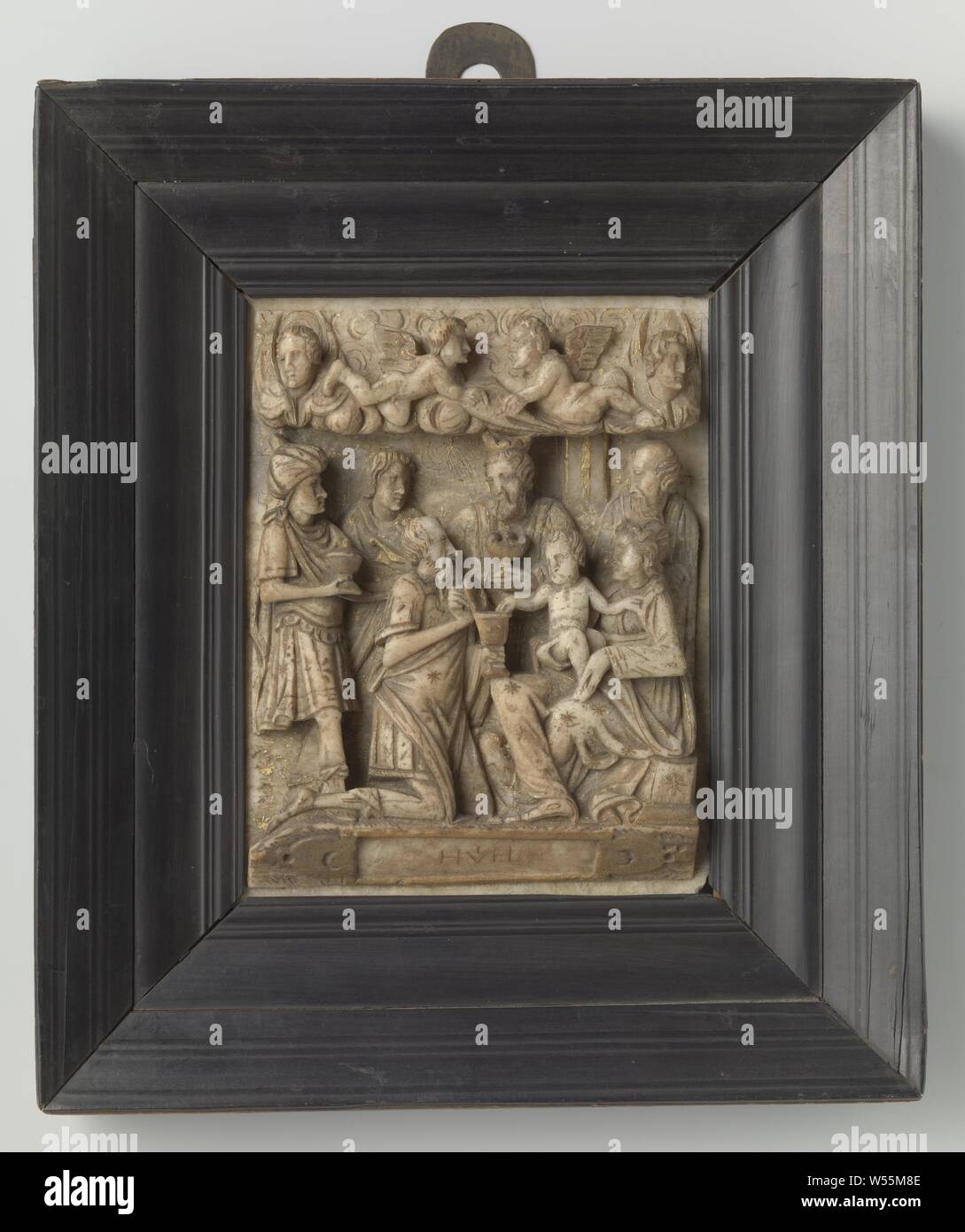 Anbetung der Könige, Relief aus Alabaster mit der Anbetung der Könige. Unten läuft in einer schrägen Kartusche, auf dem das Monogramm HVH, Anbetung der Könige: die Weisen ihre Geschenke zu den gegenwärtigen Christus - Kind (Gold, Weihrauch und Myrrhe), anonym, Mechelen, C. 1600, Alabaster (mineralischen), h 29 cm x W 25,5 cm Stockfoto