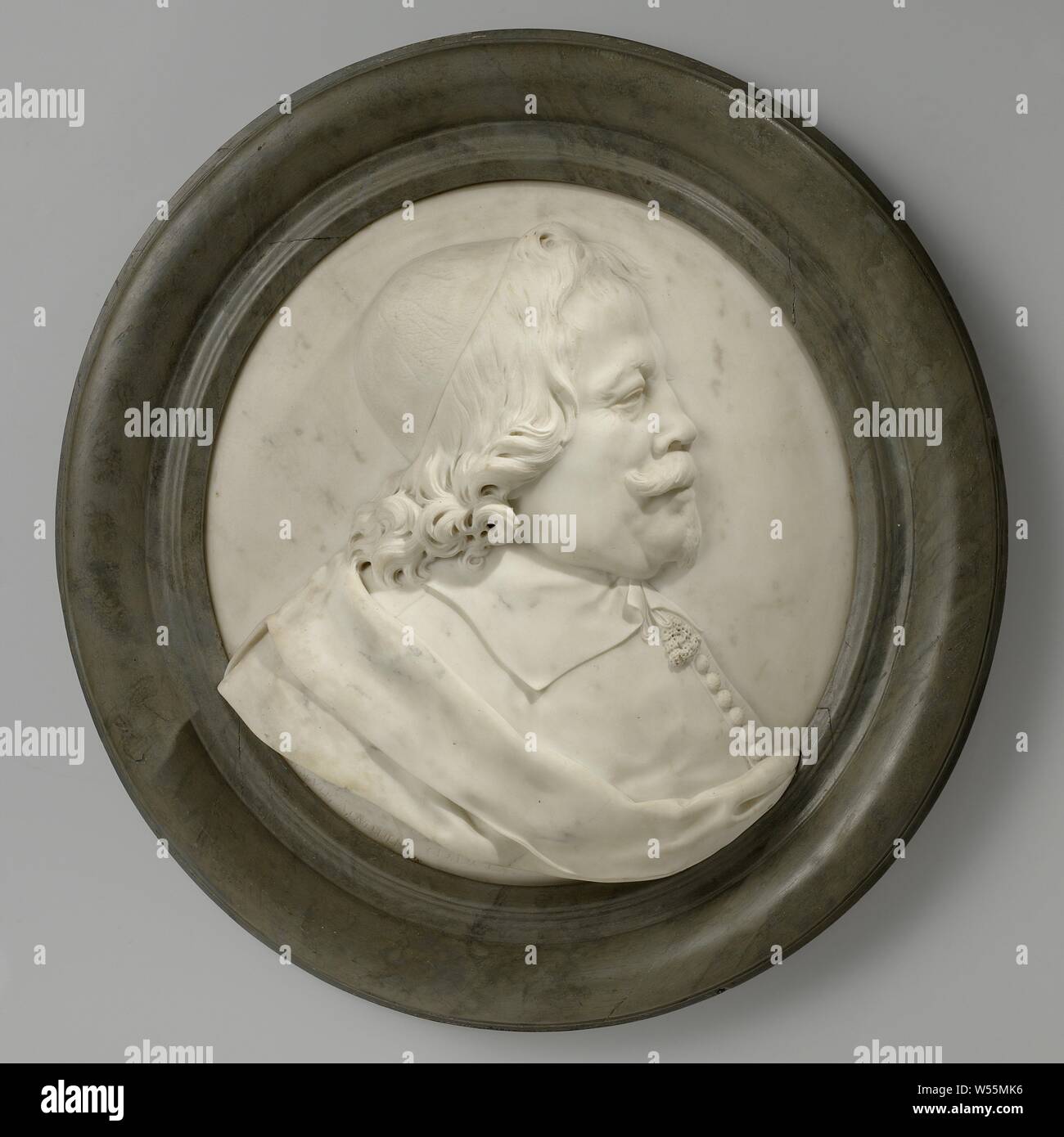 Cornelis de Graeff und Catharina Hooft Portrait von Cornelis de Graeff (1599-1664 den Kopf mit Schnurrbart und Imperial auf der rechten Seite im Profil aktiviert ist, wird das Haar fällt in Locken auf die Schulter. Er trägt eine skullcap, ein wams mit einem Flach anliegende Kragen, die durch ein Kabel mit Anker geschlossen und ein lose anliegenden Mantel. Die glatte Hintergrund ist leicht gewölbt. Teil eines Sockels ist unter der Schulter mit der Inschrift: CORNELIUS DE GRAEF KONSUL AMSTELDAMIS CIC. IC. CLX. (1660) "AD VIVUM SCULP. SITZEN A. QUELLIEN., historische Personen (Profil Portrait), Oberbürgermeister, Bürgermeister, Cornelis de, Herr von Zuid Stockfoto