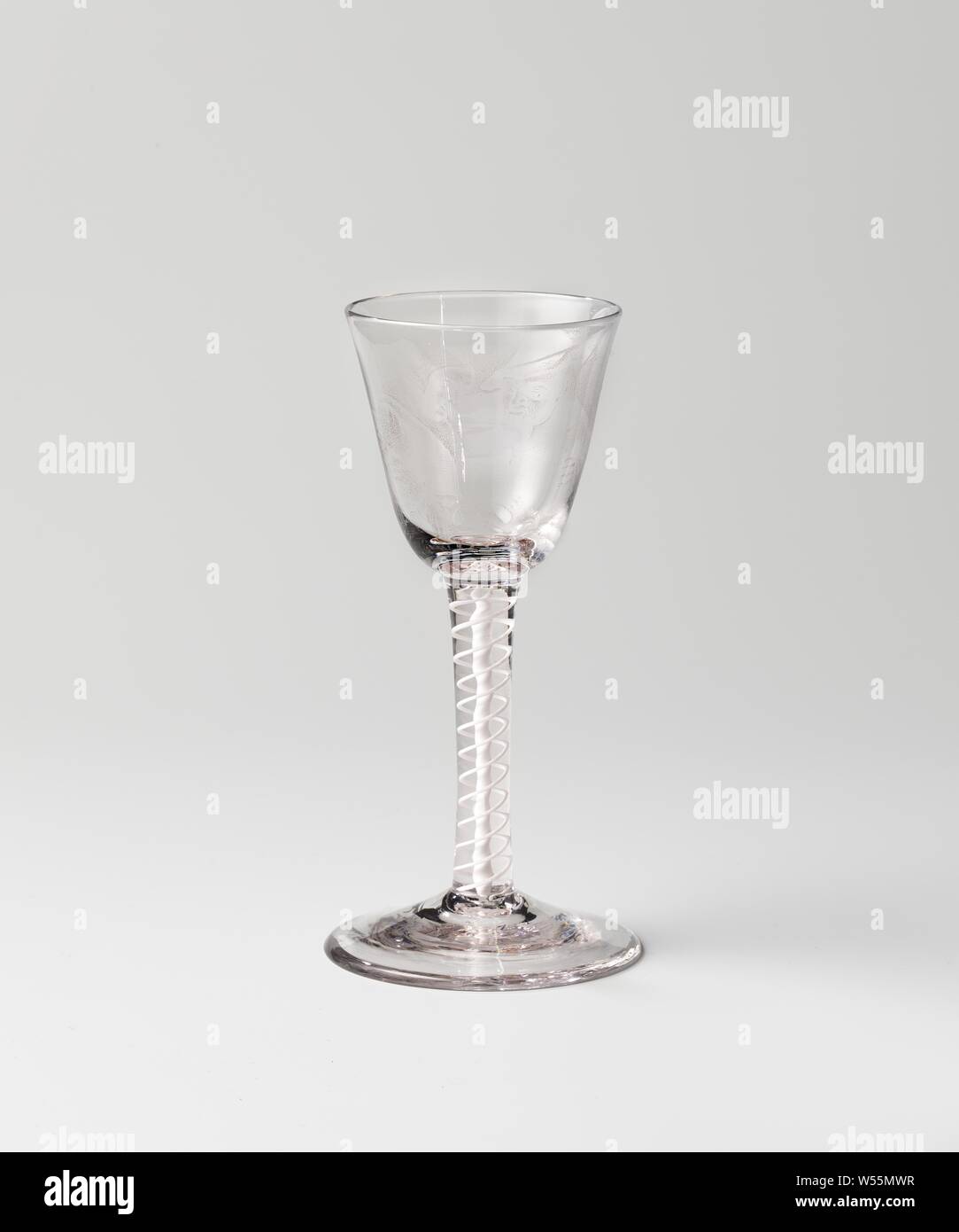 Sling Glas mit einem Mann und einer Frau am Tisch, konischen Fuß. Geraden Stamm mit einem weißen Schlinge um einen weißen Strumpf. Trichterförmige Kelch am Ende abgerundet. Auf den Kelch, eine Frau mit Hut und ein Mann mit einem Hut an einem Tisch sitzen. Der Mann mit Bier Glas und Rohr, seine rechte Hand ruht auf einem Tabak Tasche. Auf der rechten Seite unten G H Hoolaart ft unterzeichnet., anonym, C. 1775 - C. 1800, Glas, Glasbläserei, h 15,5 cm x T 7,7 cm Stockfoto